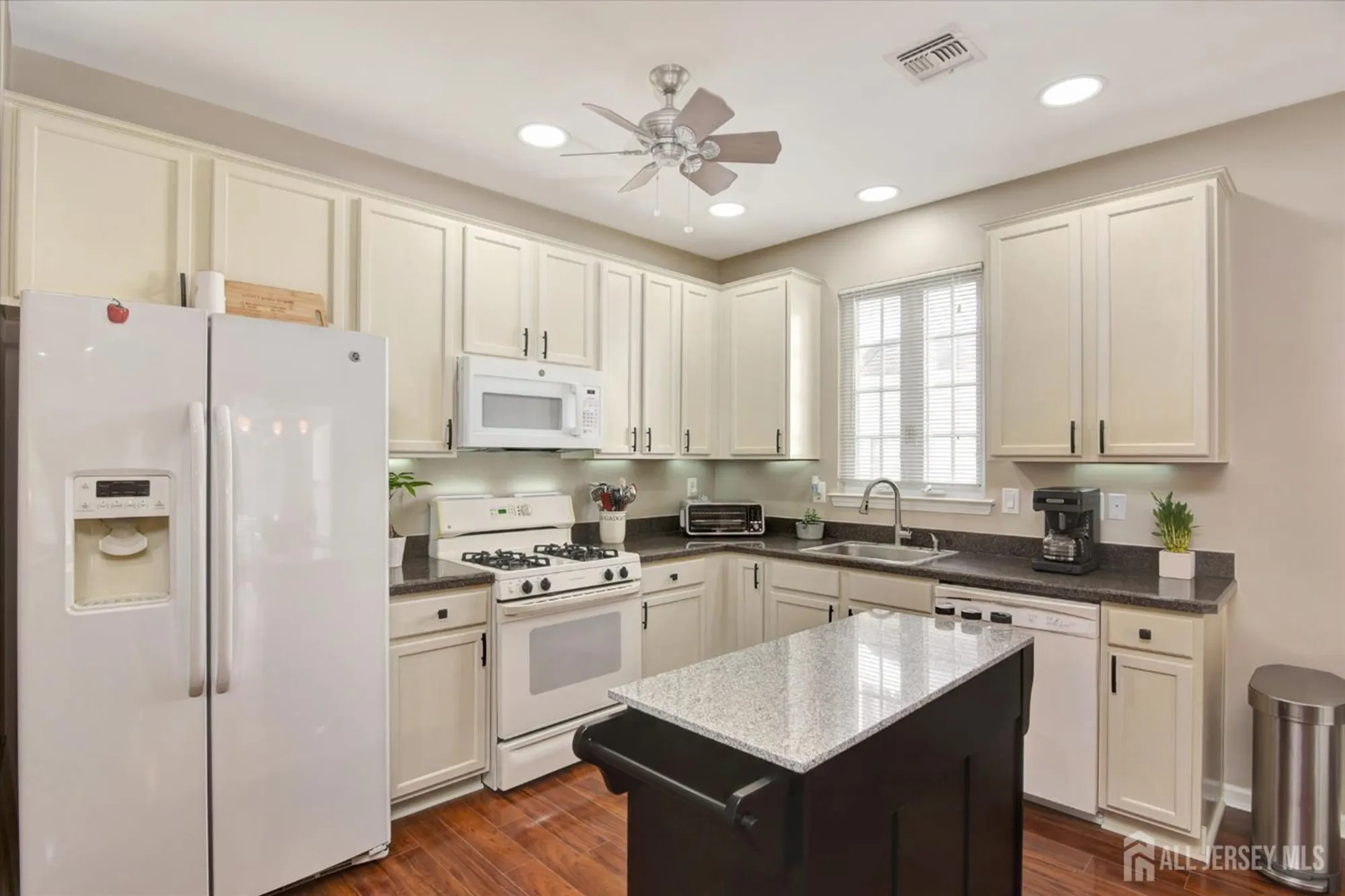 Property Slideshow image 8 of 24 | 24 holly house dr, Helmetta, NJ, 08828