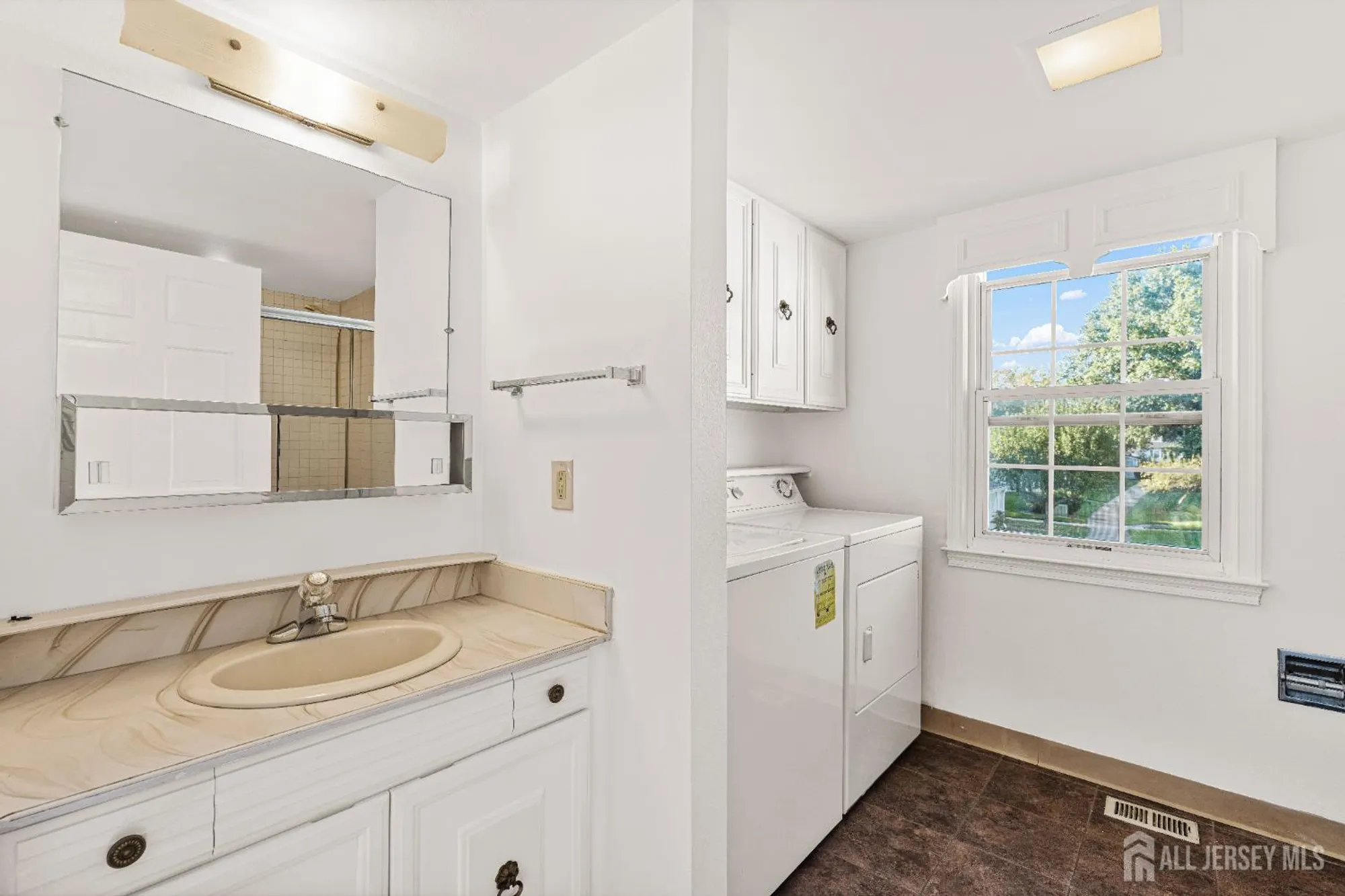 Property Slideshow image 14 of 21 | 98 glenwood ln n, Monroe, NJ, 08831