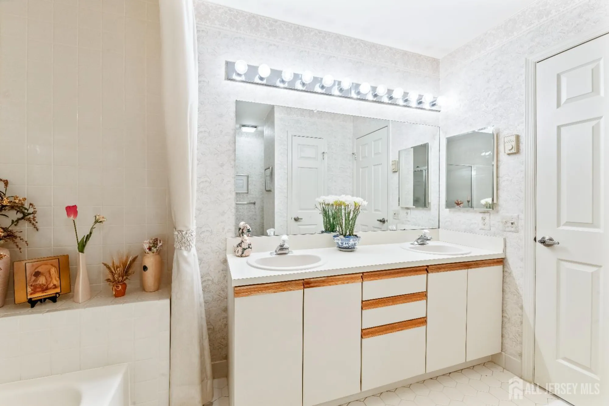 Property Slideshow image 22 of 33 | 10 andrew johnson dr d, Monroe, NJ, 08831