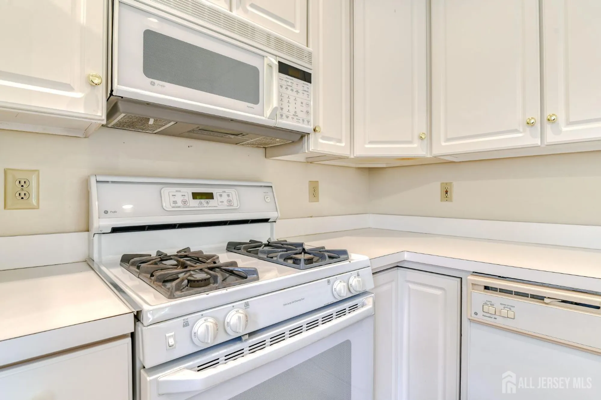 Property Slideshow image 11 of 39 | 71 leeds ln, Monroe, NJ, 08831