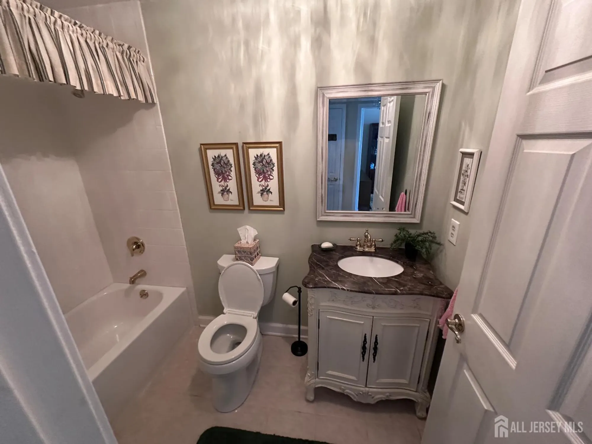 Property Slideshow image 25 of 38 | 17 ivy ridge close, Freehold, NJ, 07728