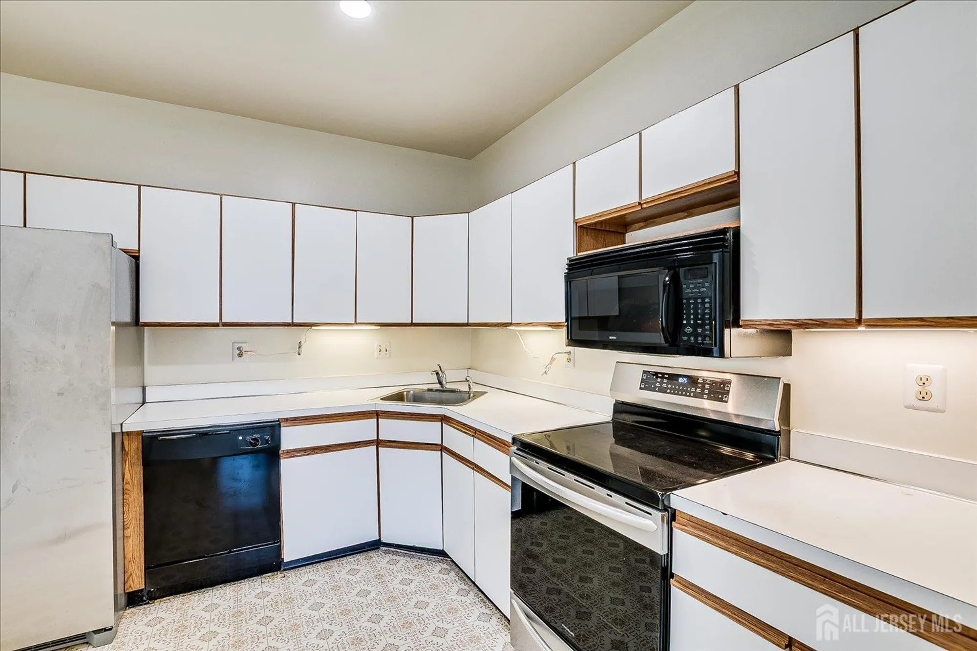 Property Slideshow image 9 of 22 | 15 james buchanan dr b, Monroe, NJ, 08831
