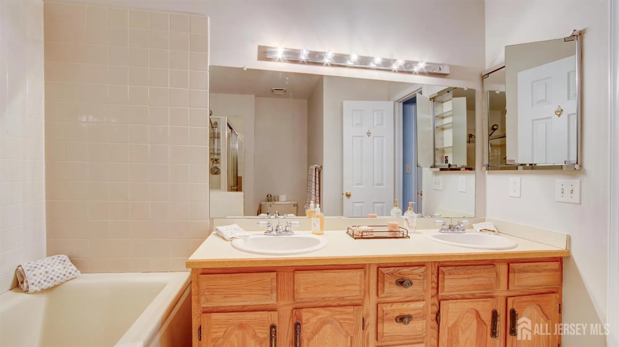 Property Slideshow image 18 of 33 | 40b rutland ln, Monroe, NJ, 08831