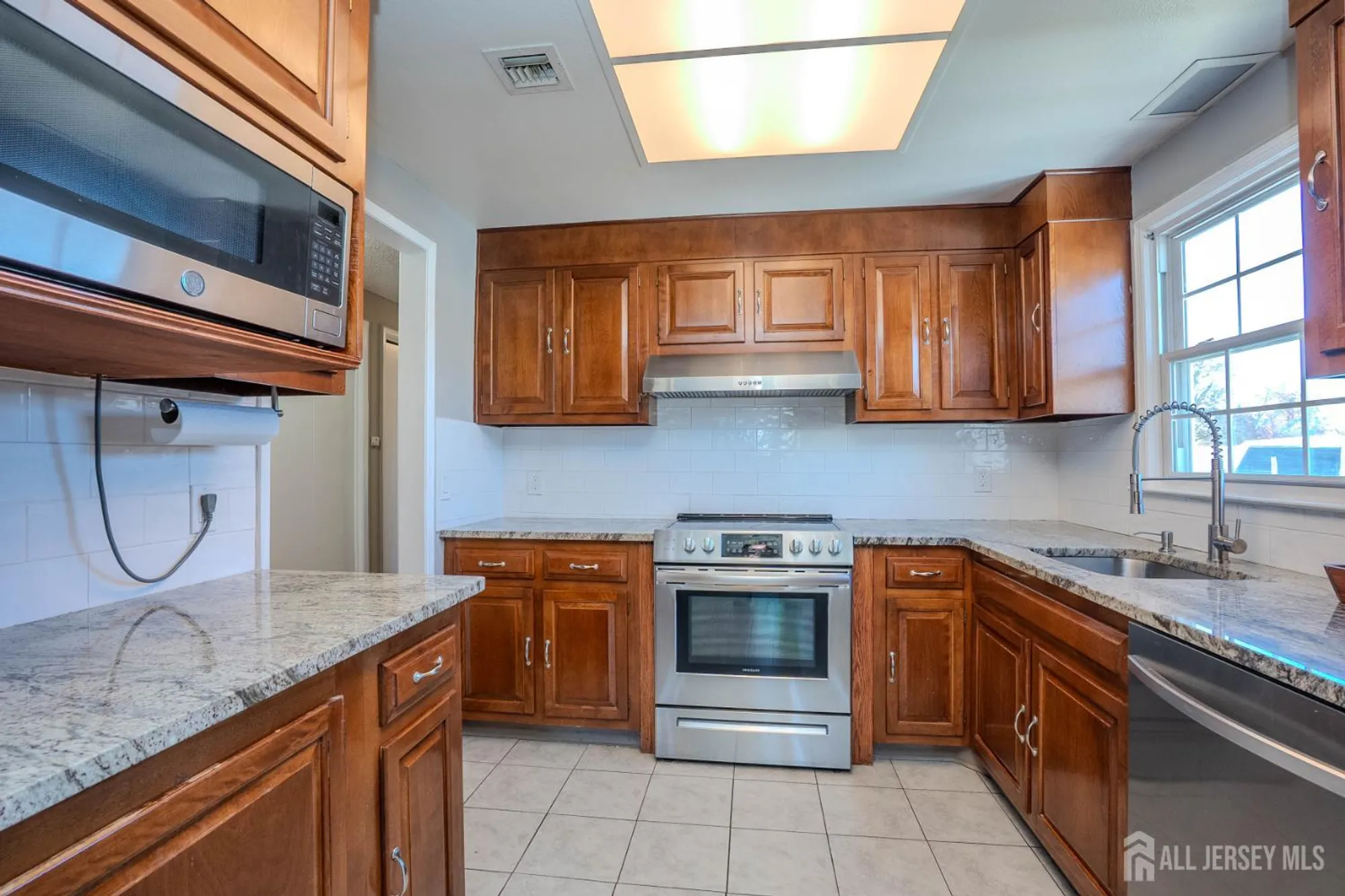 Property Slideshow image 13 of 19 | 137 n plymouth ln, Monroe, NJ, 08831