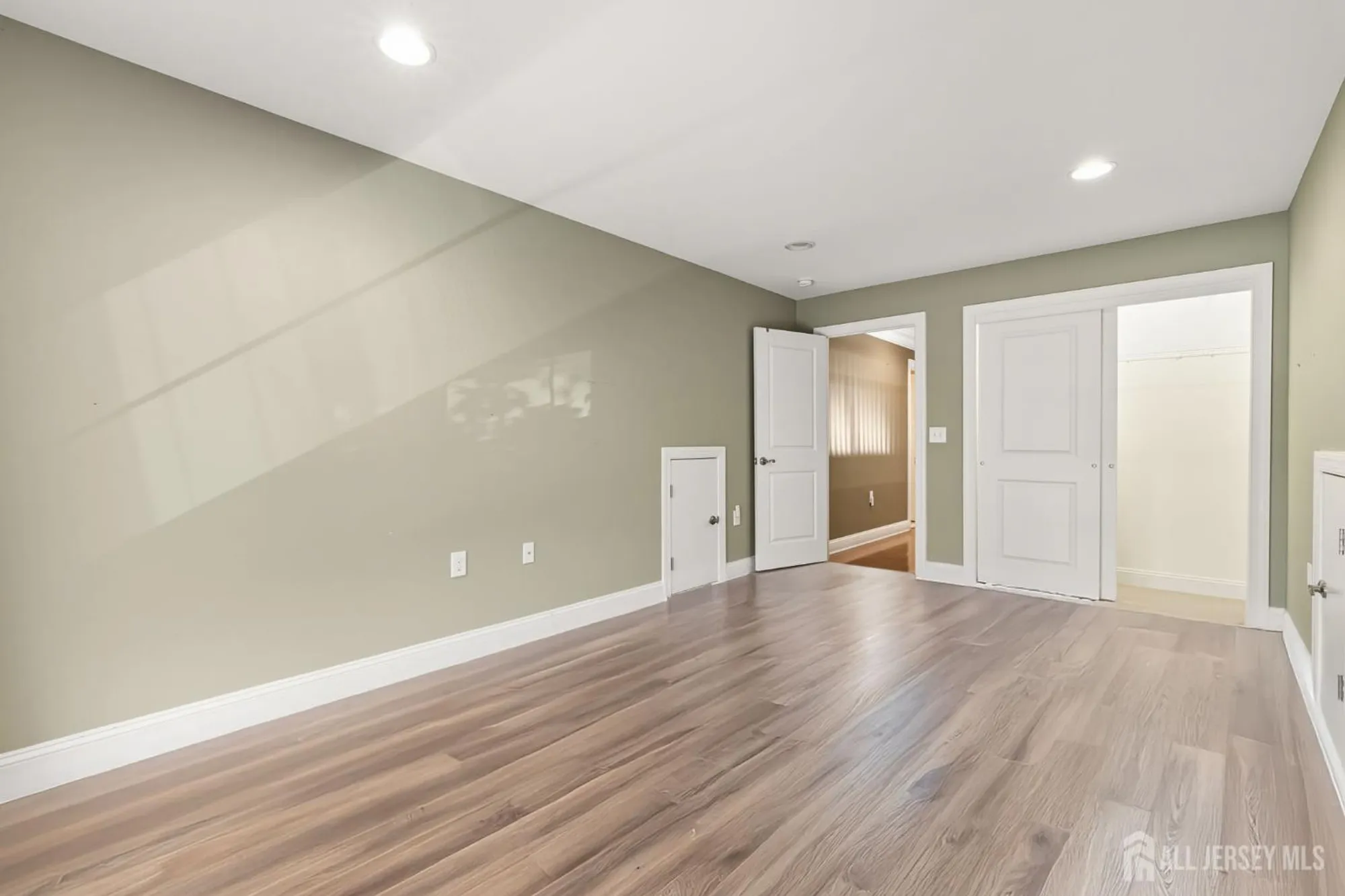 Property Slideshow image 17 of 27 | 60 saratoga ct, Somerset, NJ, 08873