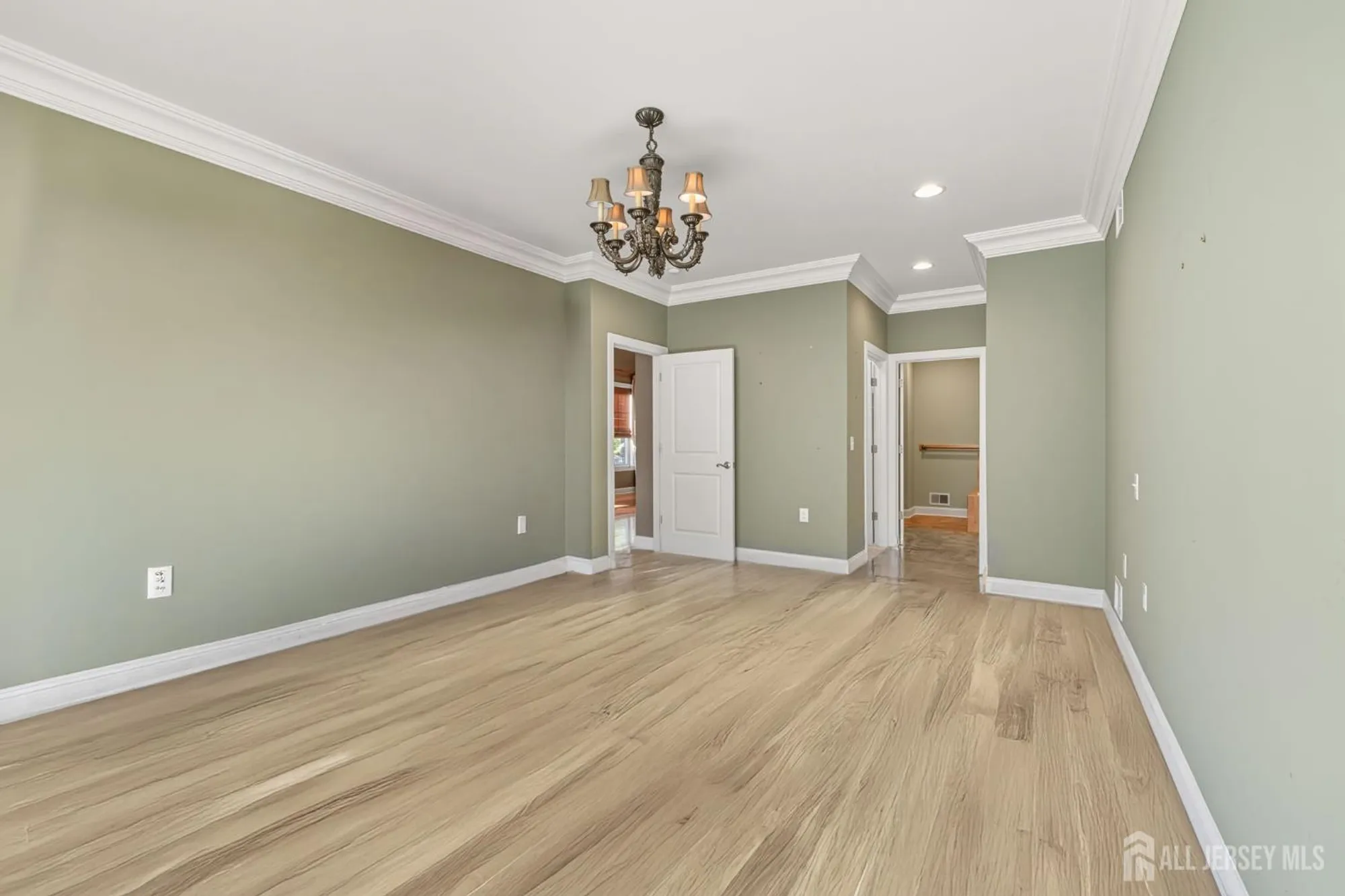 Property Slideshow image 9 of 27 | 60 saratoga ct, Somerset, NJ, 08873