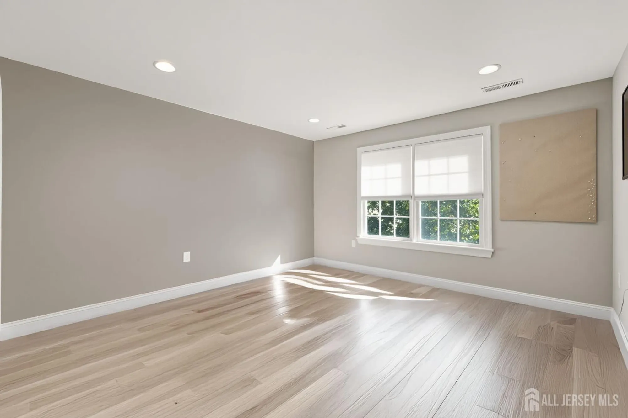 Property Slideshow image 14 of 27 | 60 saratoga ct, Somerset, NJ, 08873