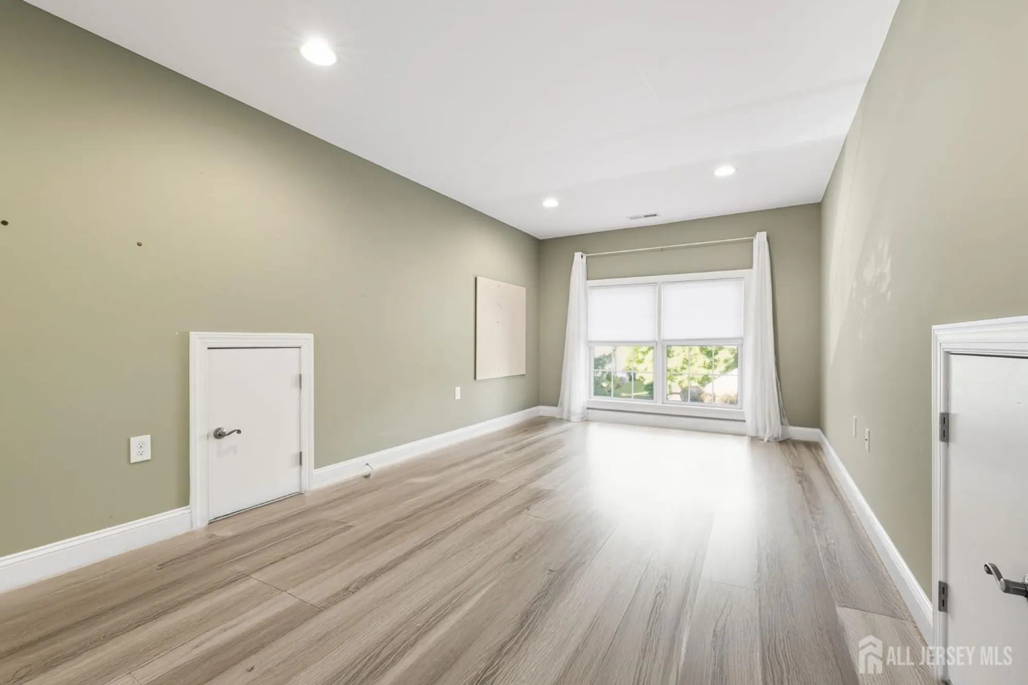 Property Slideshow image 16 of 27 | 60 saratoga ct, Somerset, NJ, 08873