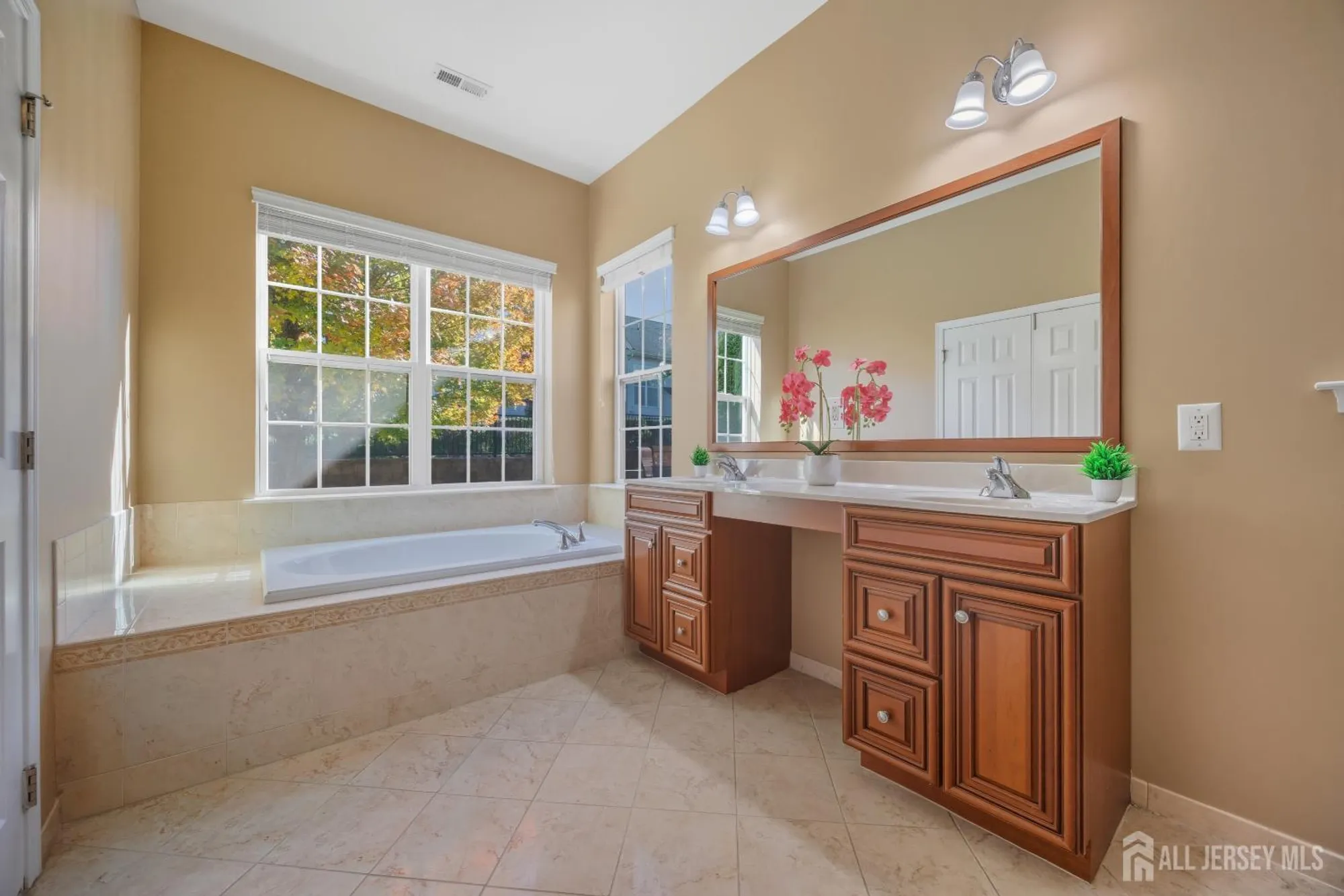 Property Slideshow image 23 of 43 | 24 fisher island ct, Monroe, NJ, 08831
