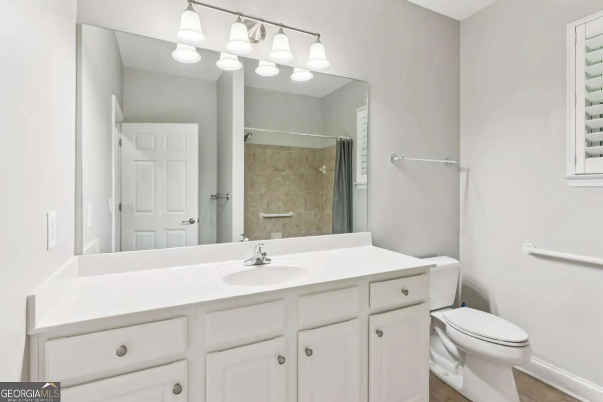 Property Slideshow image 21 of 30 | 2593 grapevine cir # 301, Cumming, GA, 30041