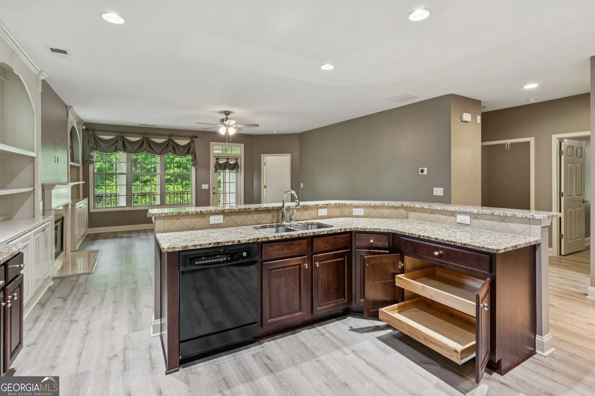 Property Slideshow image 14 of 48 | 328 shade tree cir, Woodstock, GA, 30188