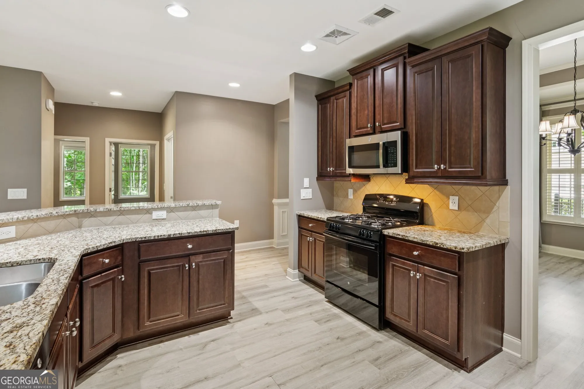 Property Slideshow image 15 of 48 | 328 shade tree cir, Woodstock, GA, 30188