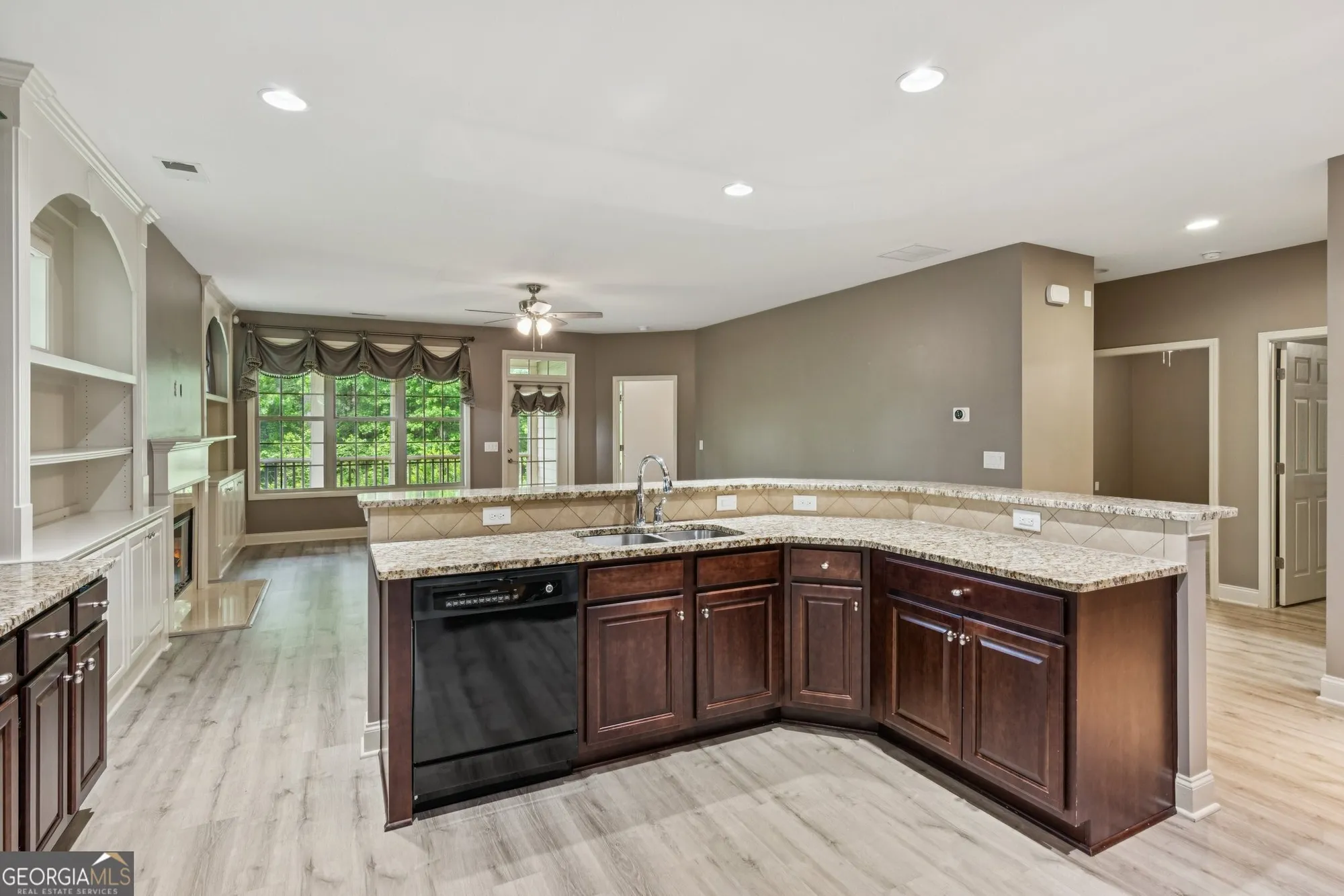 Property Slideshow image 13 of 48 | 328 shade tree cir, Woodstock, GA, 30188