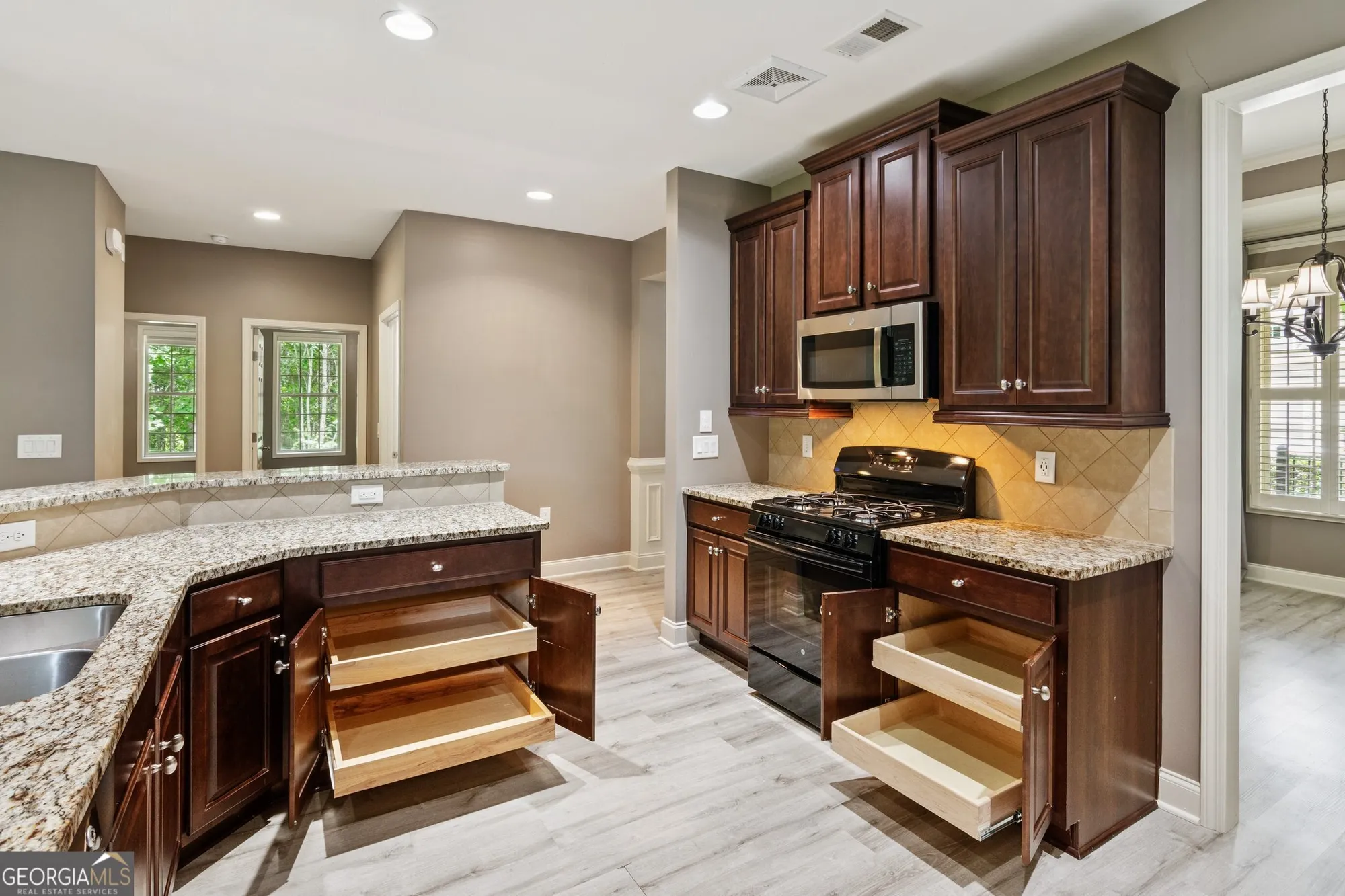 Property Slideshow image 16 of 48 | 328 shade tree cir, Woodstock, GA, 30188