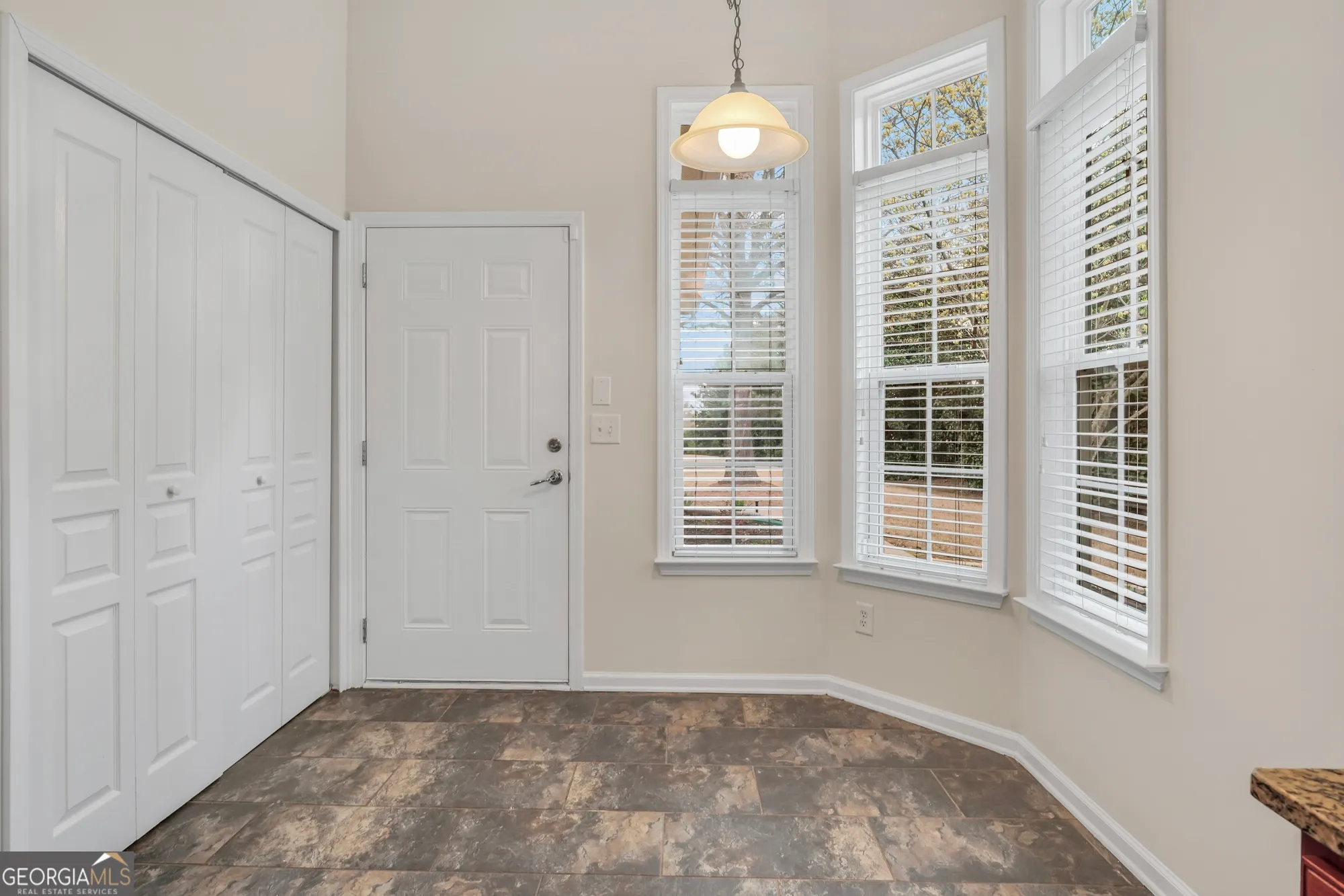 Property Slideshow image 10 of 54 | 6420 rockpoint ln, Hoschton, GA, 30548