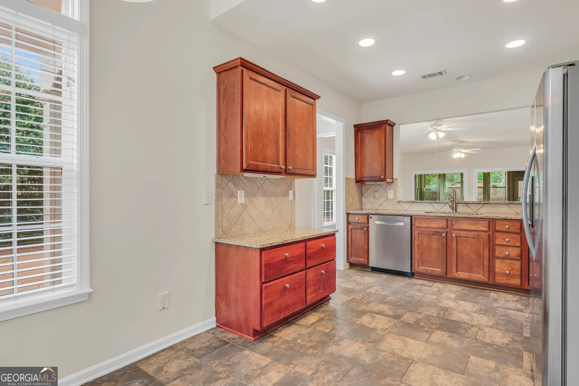 Property Slideshow image 11 of 54 | 6420 rockpoint ln, Hoschton, GA, 30548