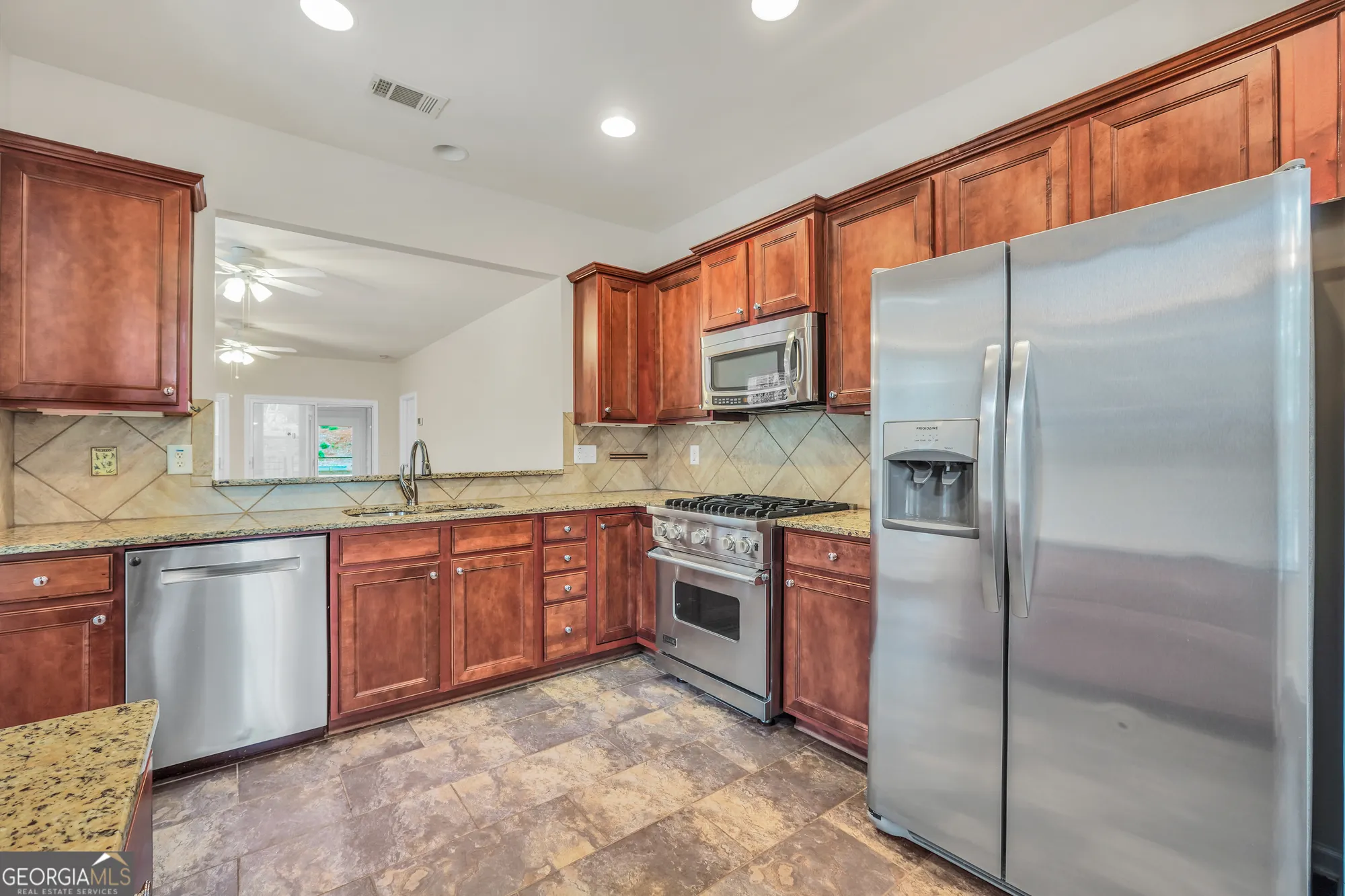 Property Slideshow image 8 of 54 | 6420 rockpoint ln, Hoschton, GA, 30548