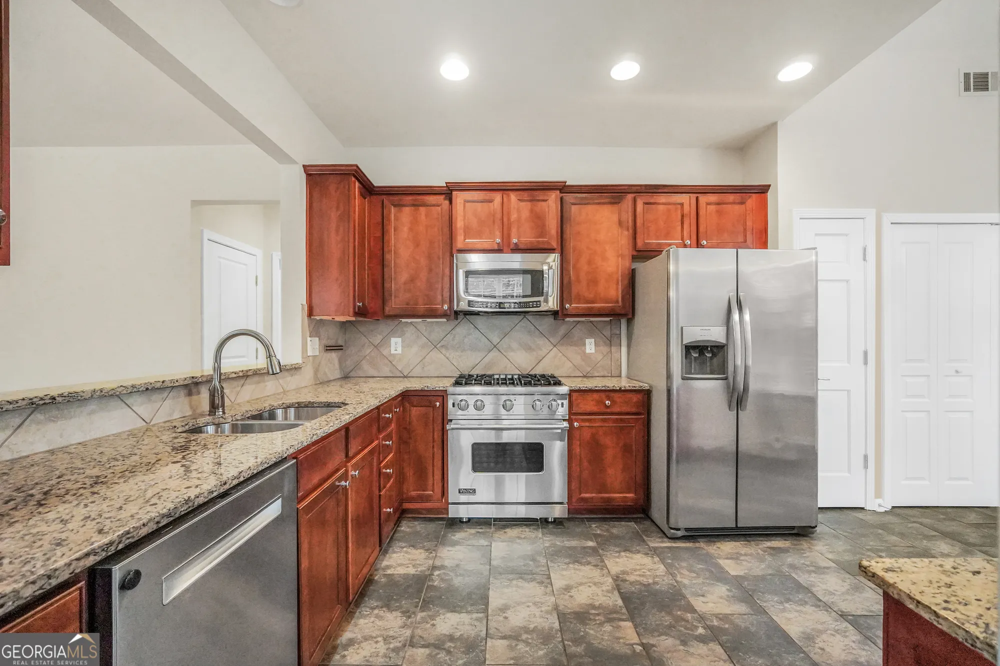 Property Slideshow image 6 of 54 | 6420 rockpoint ln, Hoschton, GA, 30548