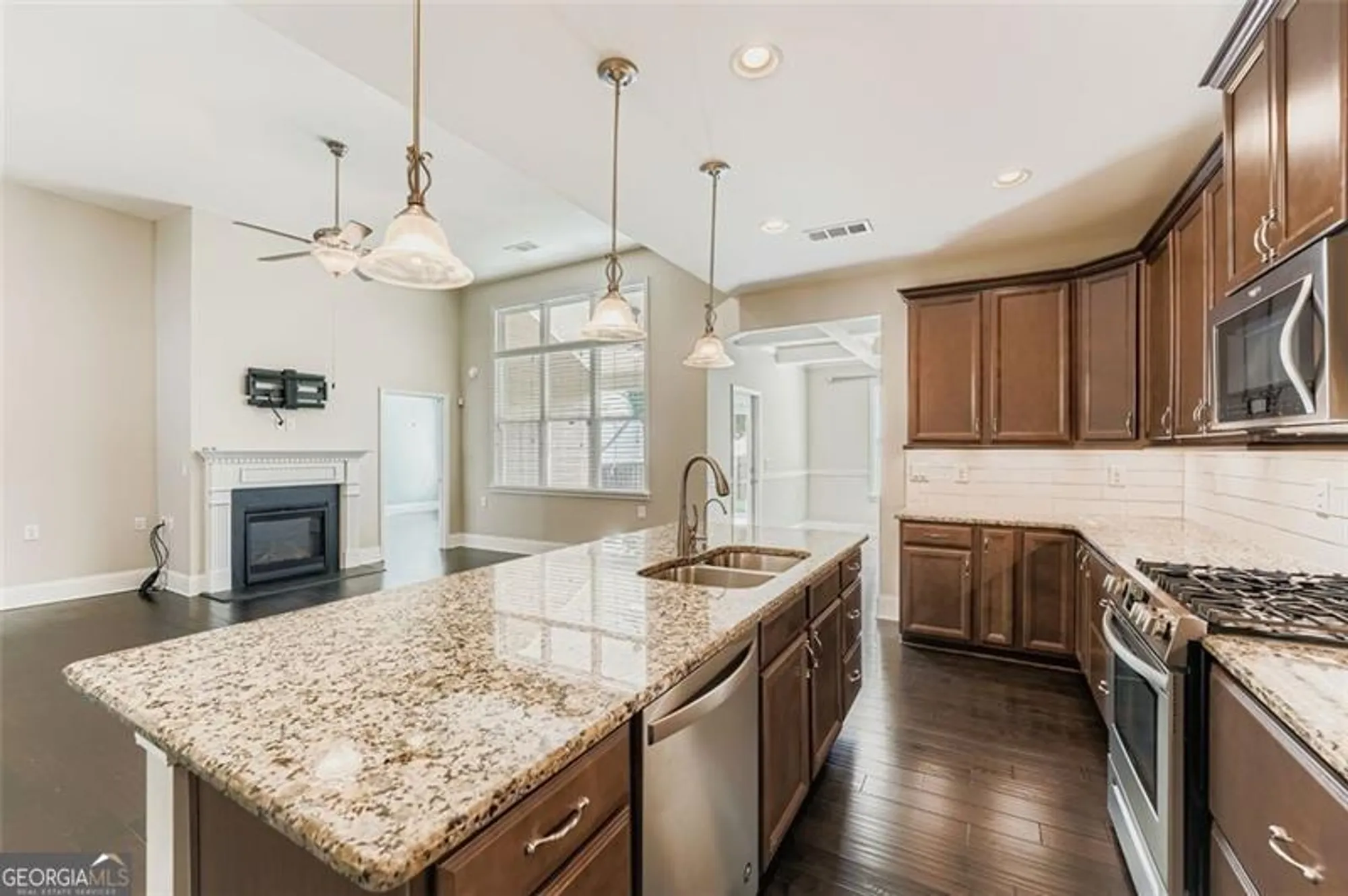 Property Slideshow image 16 of 29 | 313 derrymore dr, Woodstock, GA, 30188