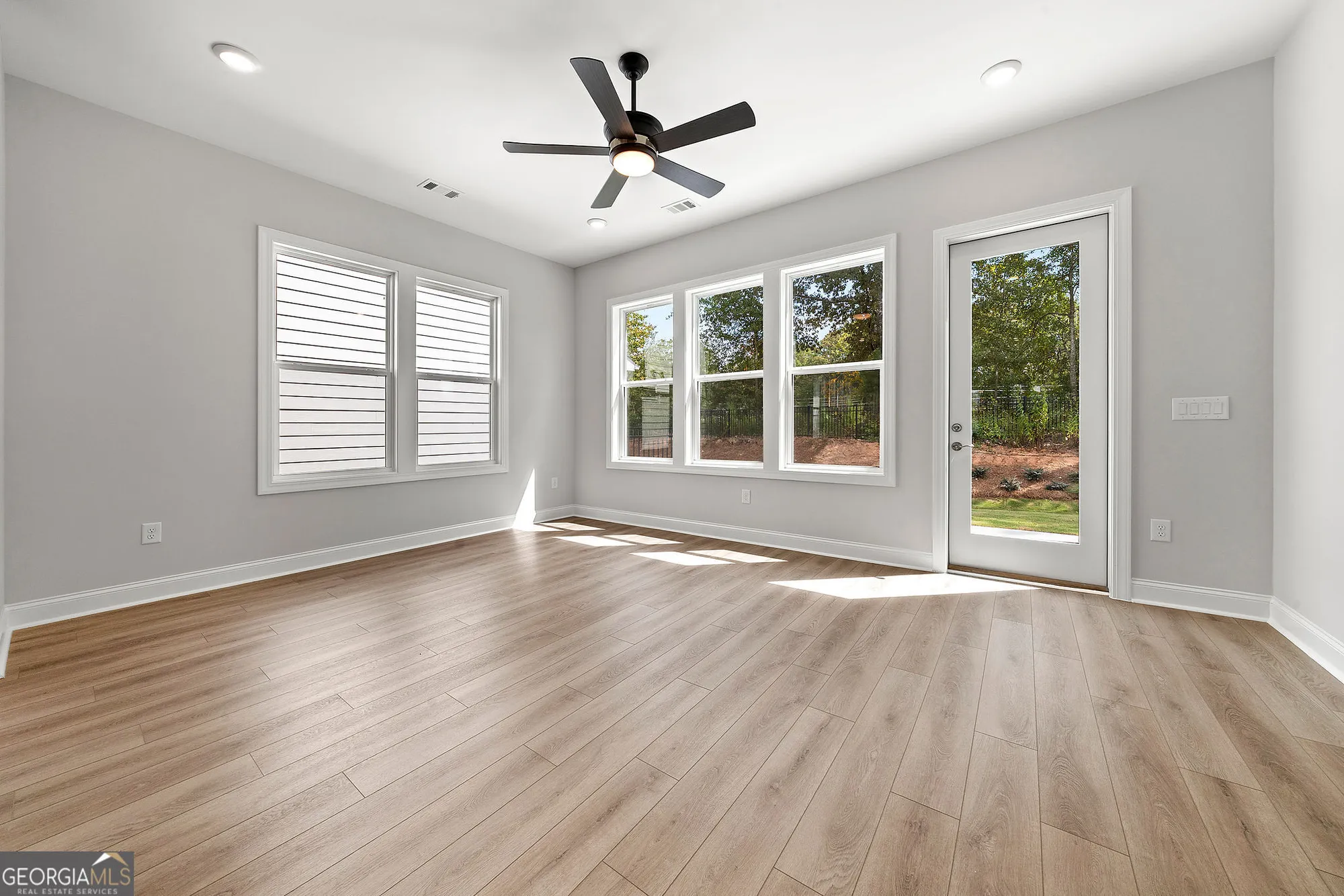 Property Slideshow image 16 of 32 | 158 catalina ct, Newnan, GA, 30263