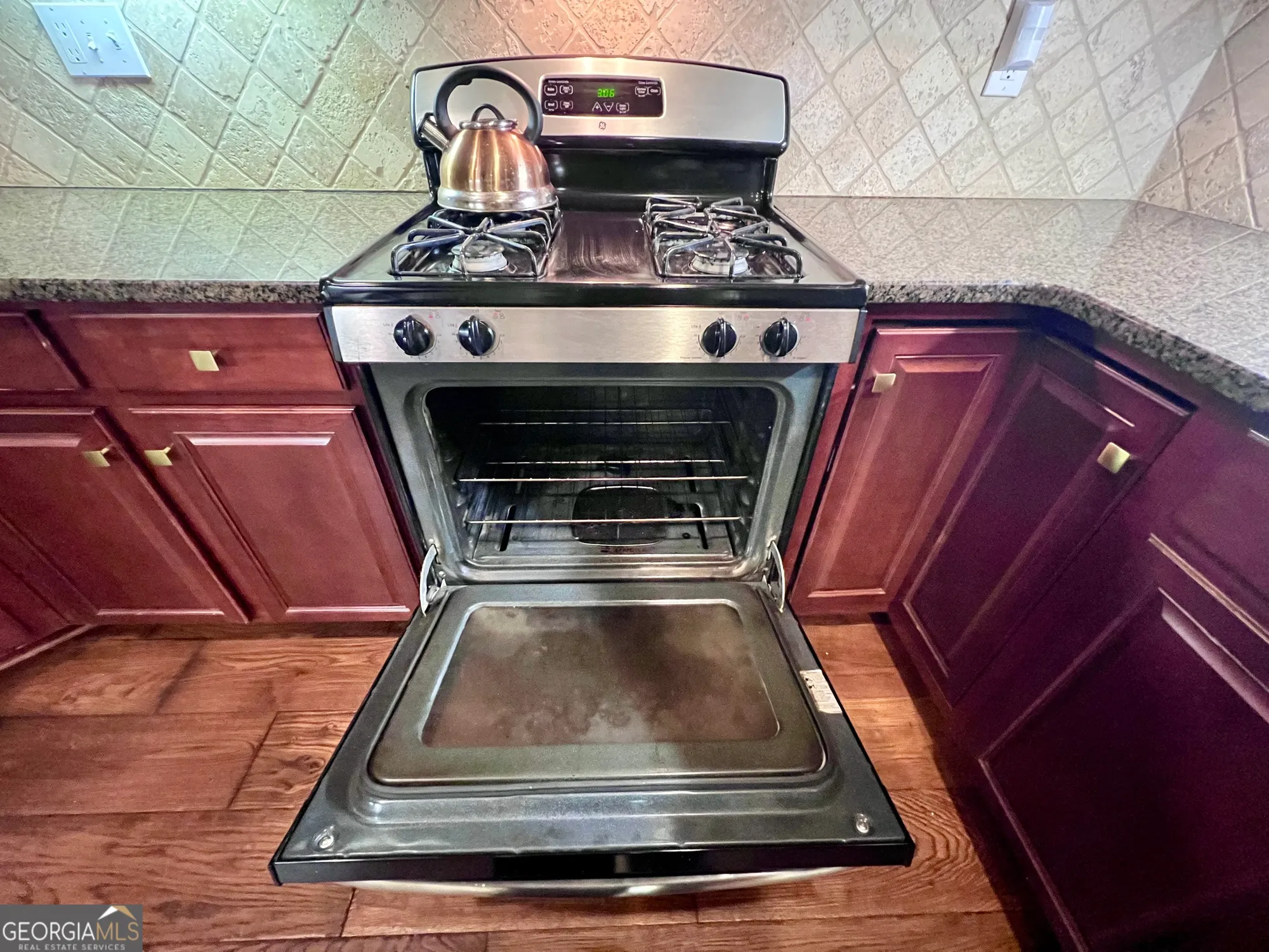 Property Slideshow image 28 of 37 | 405 kenley ct, Mcdonough, GA, 30253