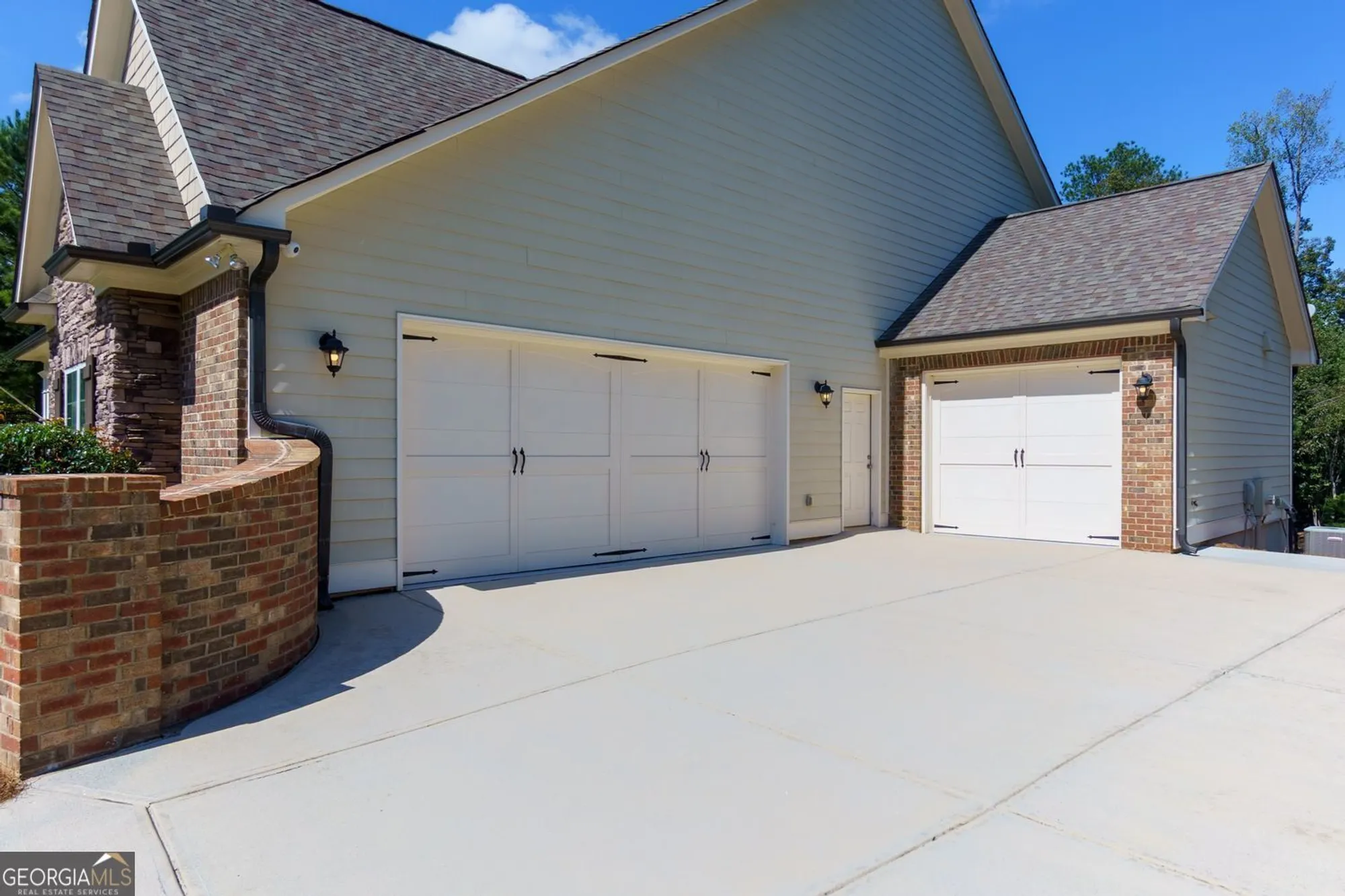 Property Slideshow image 3 of 37 | 217 sweetbriar club dr, Woodstock, GA, 30188