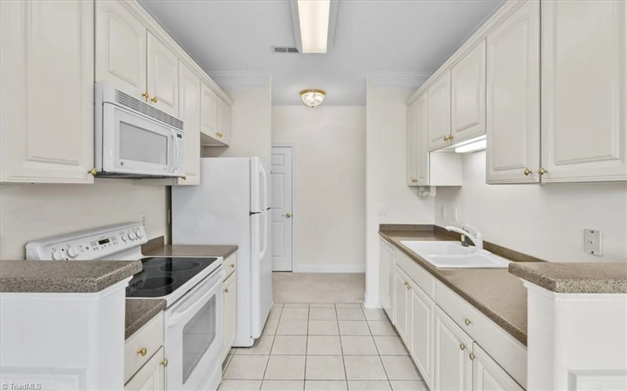 Property Slideshow image 10 of 39 | 524 college rd apt 306, Greensboro, NC, 27410
