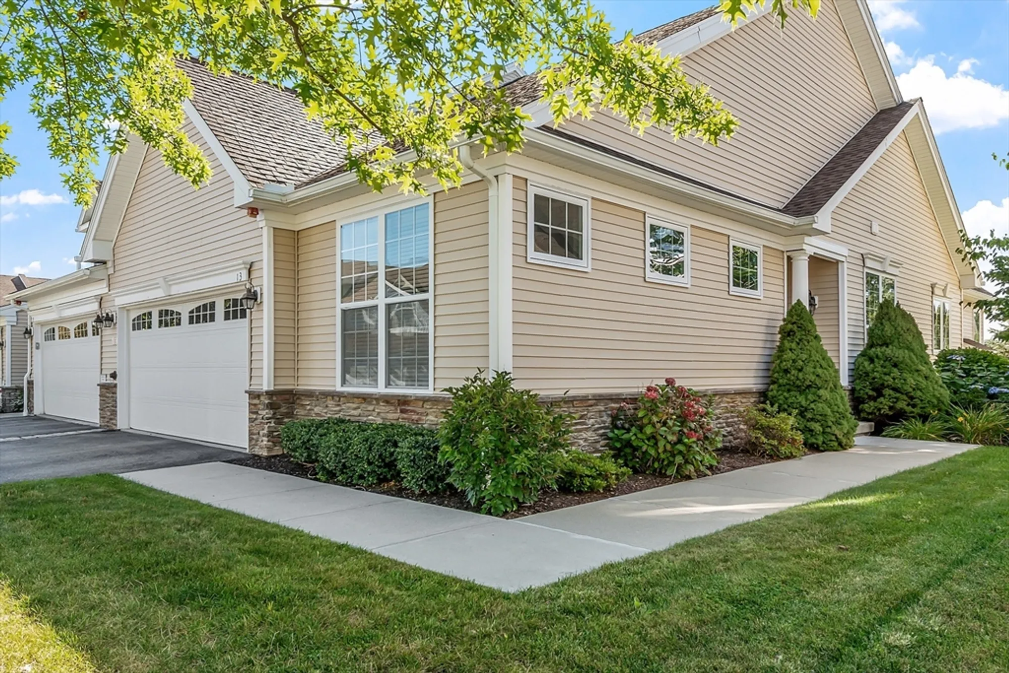 Property Slideshow image 4 of 38 | 13 wilshire way # 13, Marlborough, MA, 01752