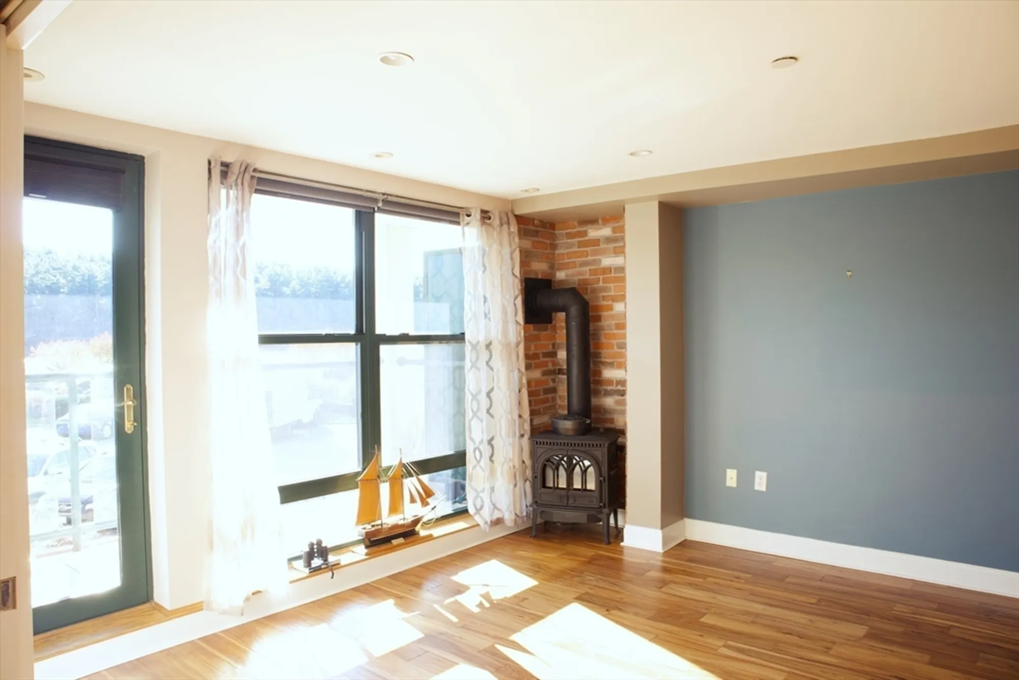 Property Slideshow image 4 of 42 | 60 merrimac st 604, Amesbury, MA, 01913