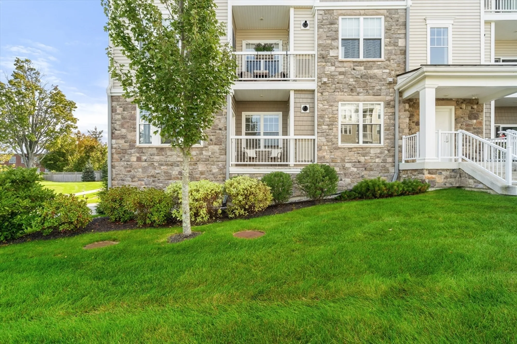 Property Slideshow image 1 of 39 | 11101 peters farm way # 101, Westborough, MA, 01581