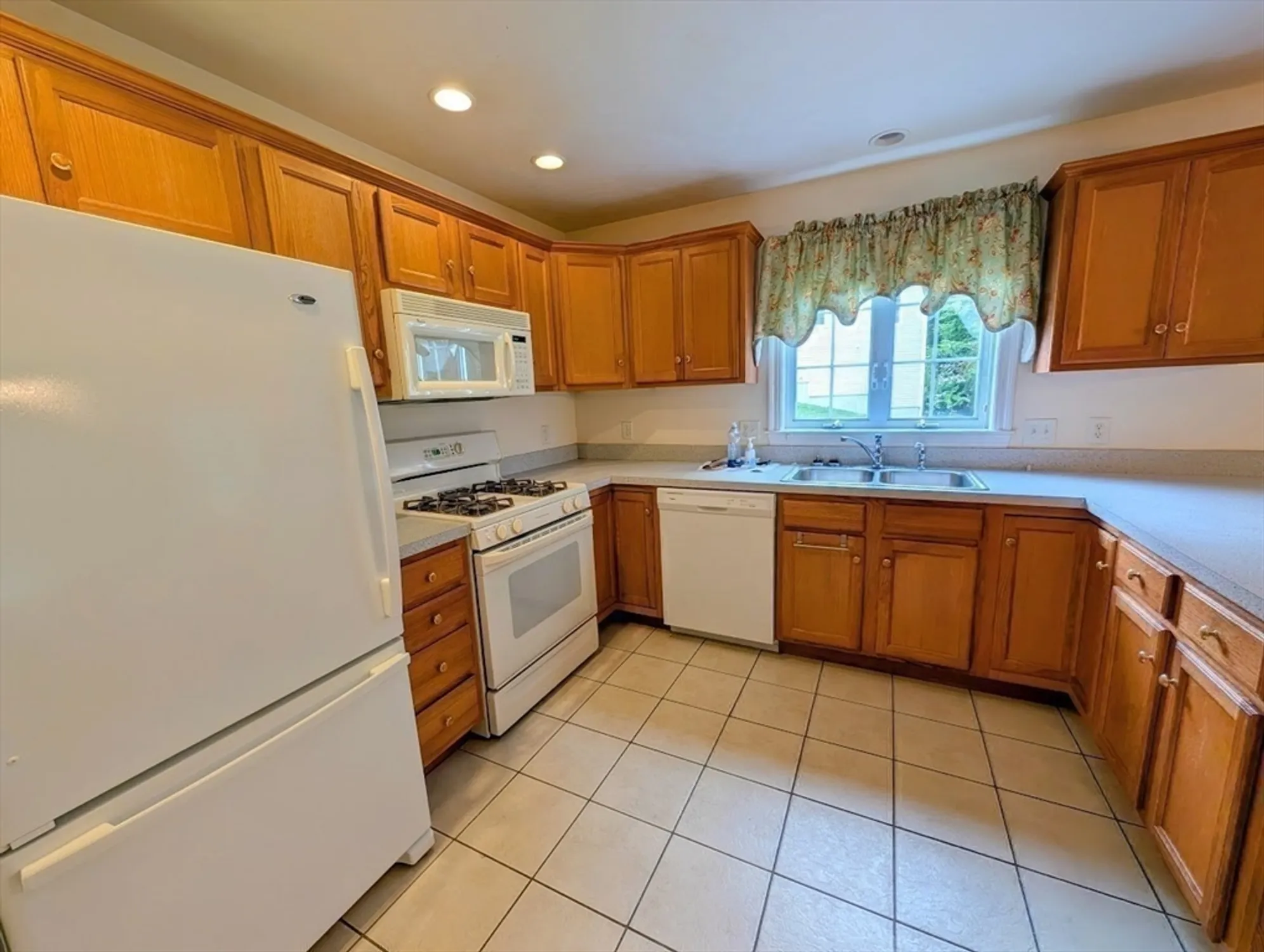 Property Slideshow image 19 of 41 | 32 horne way # 32, Millbury, MA, 01527