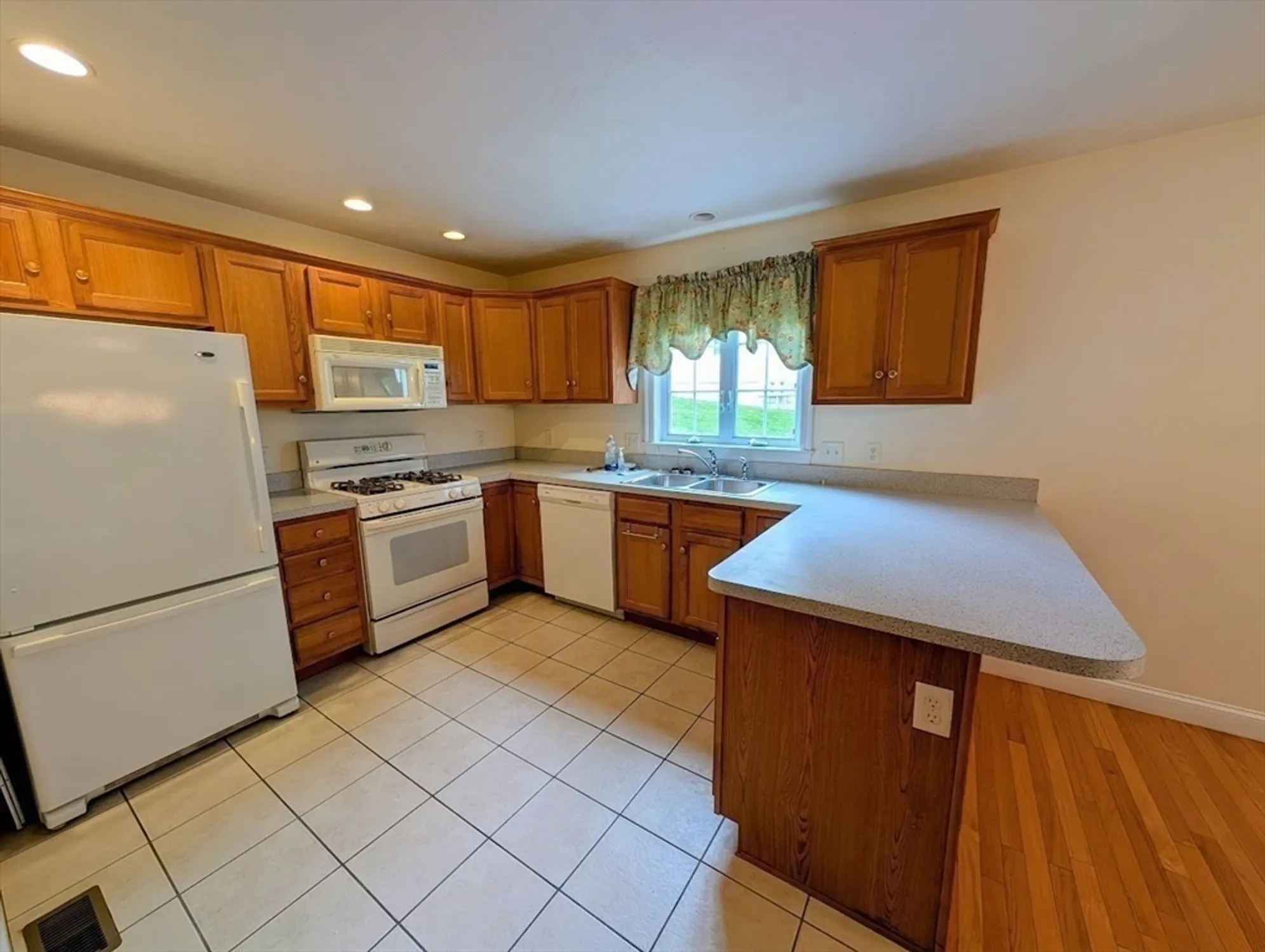 Property Slideshow image 7 of 41 | 32 horne way # 32, Millbury, MA, 01527