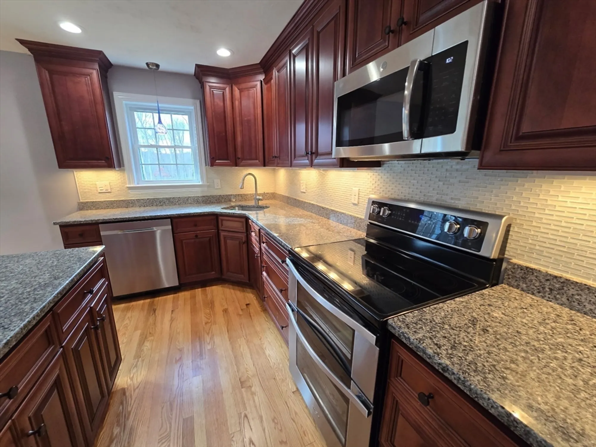 Property Slideshow image 11 of 35 | 28 brierly cir # 28, Millbury, MA, 01527