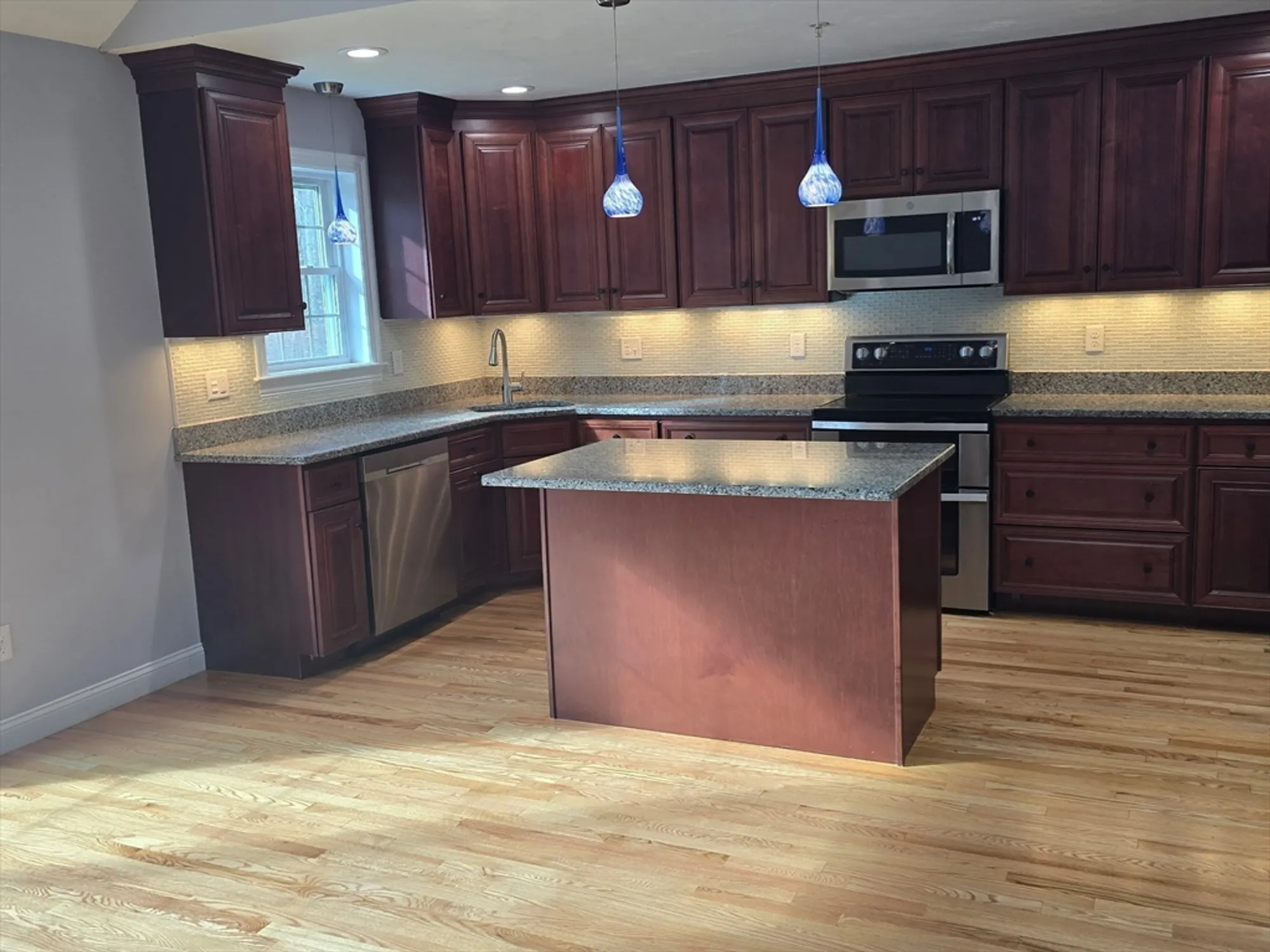 Property Slideshow image 13 of 35 | 28 brierly cir # 28, Millbury, MA, 01527