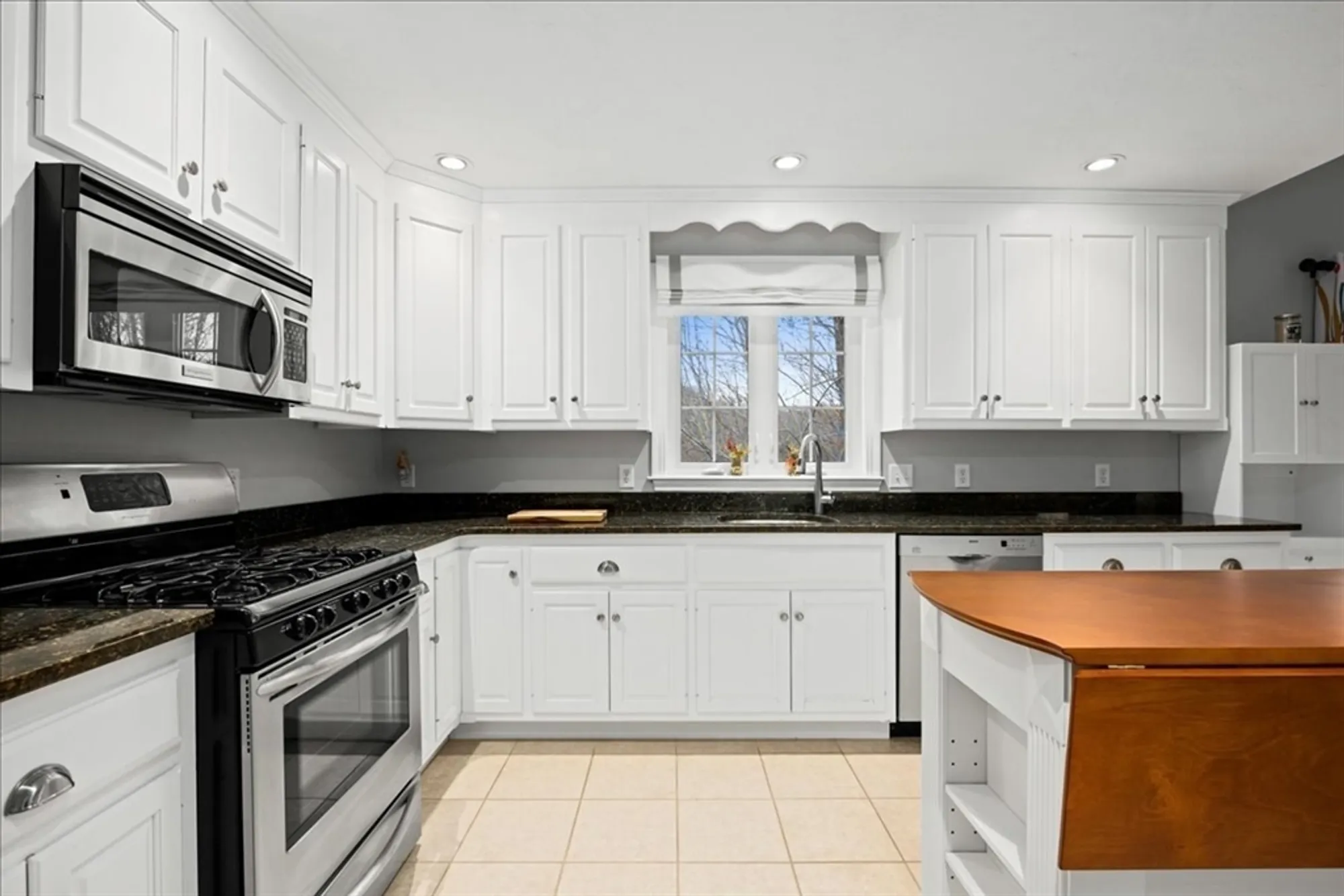 Property Slideshow image 4 of 37 | 192 horne way # 192, Millbury, MA, 01527