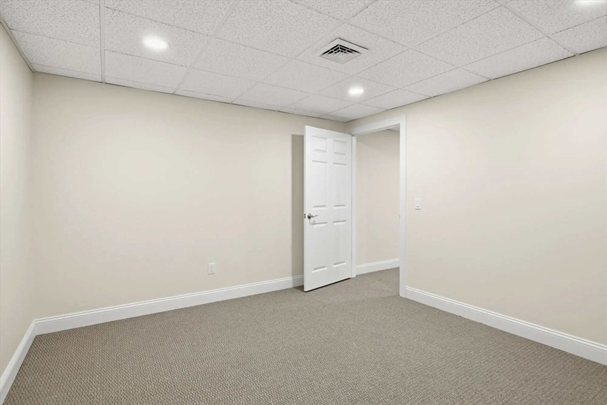 Property Slideshow image 32 of 42 | 32 lodge ln # 32, Wilbraham, MA, 01095