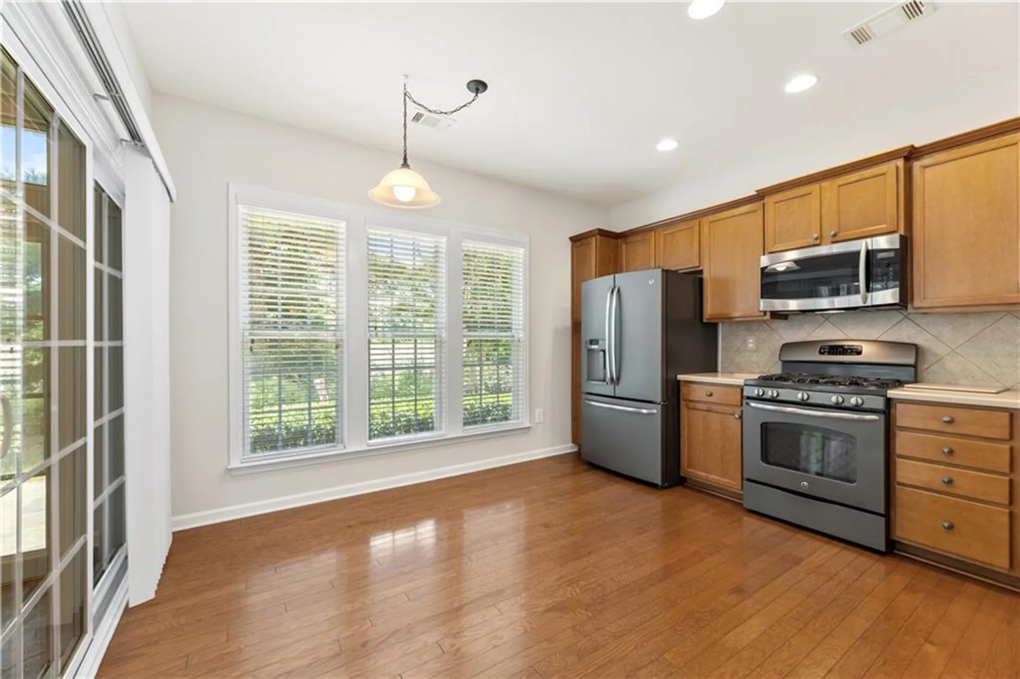 Property Slideshow image 13 of 47 | 6241 greenstone cir, Hoschton, GA, 30548