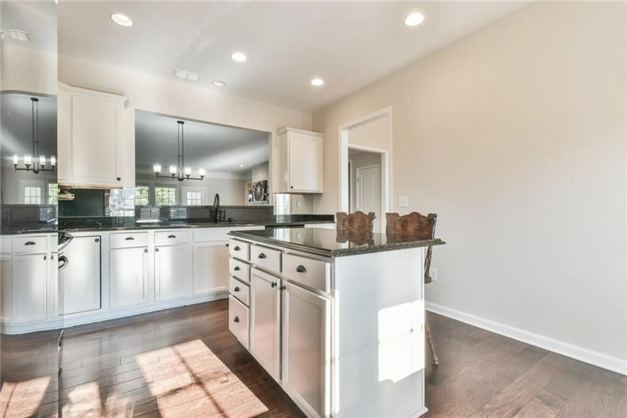 Property Slideshow image 5 of 29 | 6484 lantern rdg, Hoschton, GA, 30548