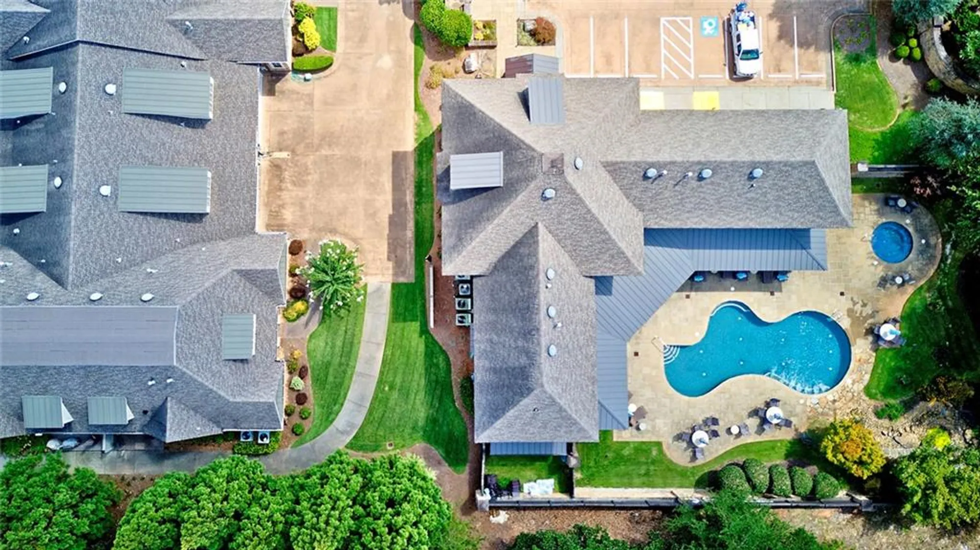 Property Slideshow image 4 of 72 | 2689 middlecreek way, Cumming, GA, 30041