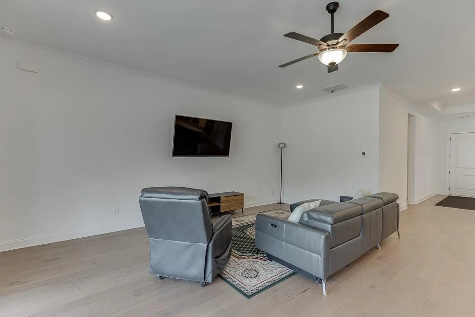 Property Slideshow image 16 of 43 | 6996 river rock dr, Flowery Branch, GA, 30542