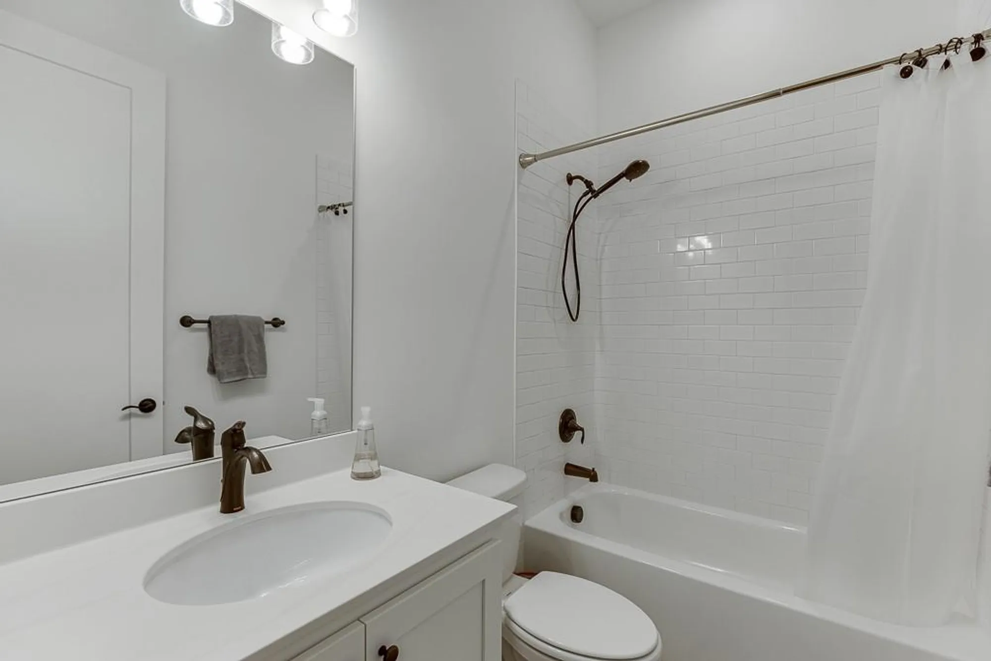 Property Slideshow image 29 of 43 | 6996 river rock dr, Flowery Branch, GA, 30542