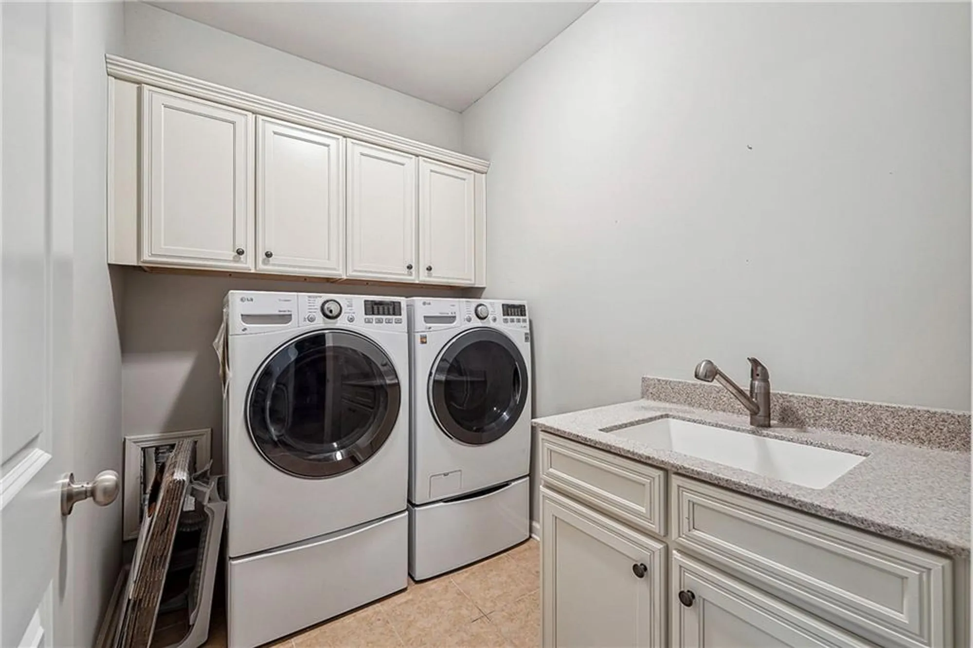 Property Slideshow image 23 of 33 | 6722 blue heron way, Flowery Branch, GA, 30542