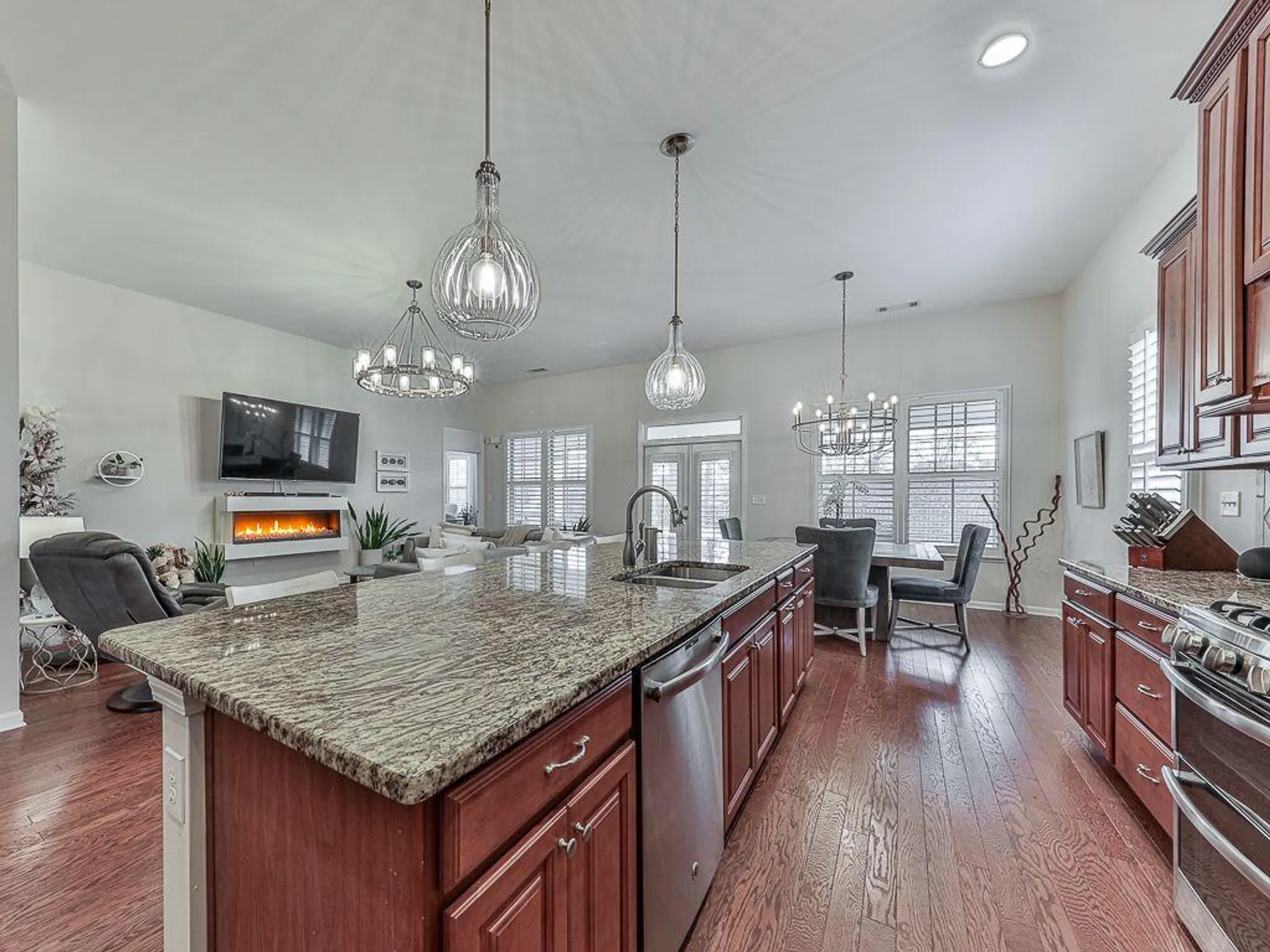 Property Slideshow image 13 of 73 | 206 canyon fairway trce, Canton, GA, 30114