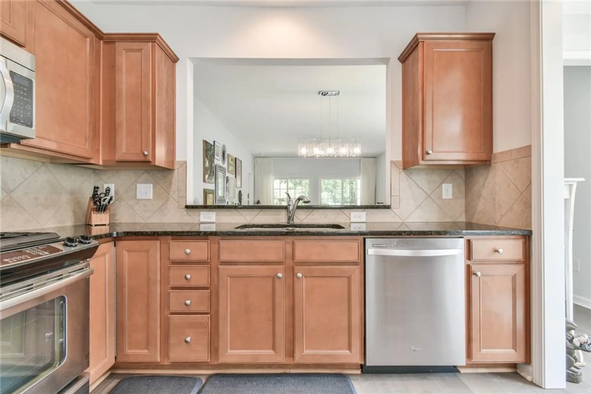 Property Slideshow image 8 of 30 | 6233 greenstone cir, Hoschton, GA, 30548