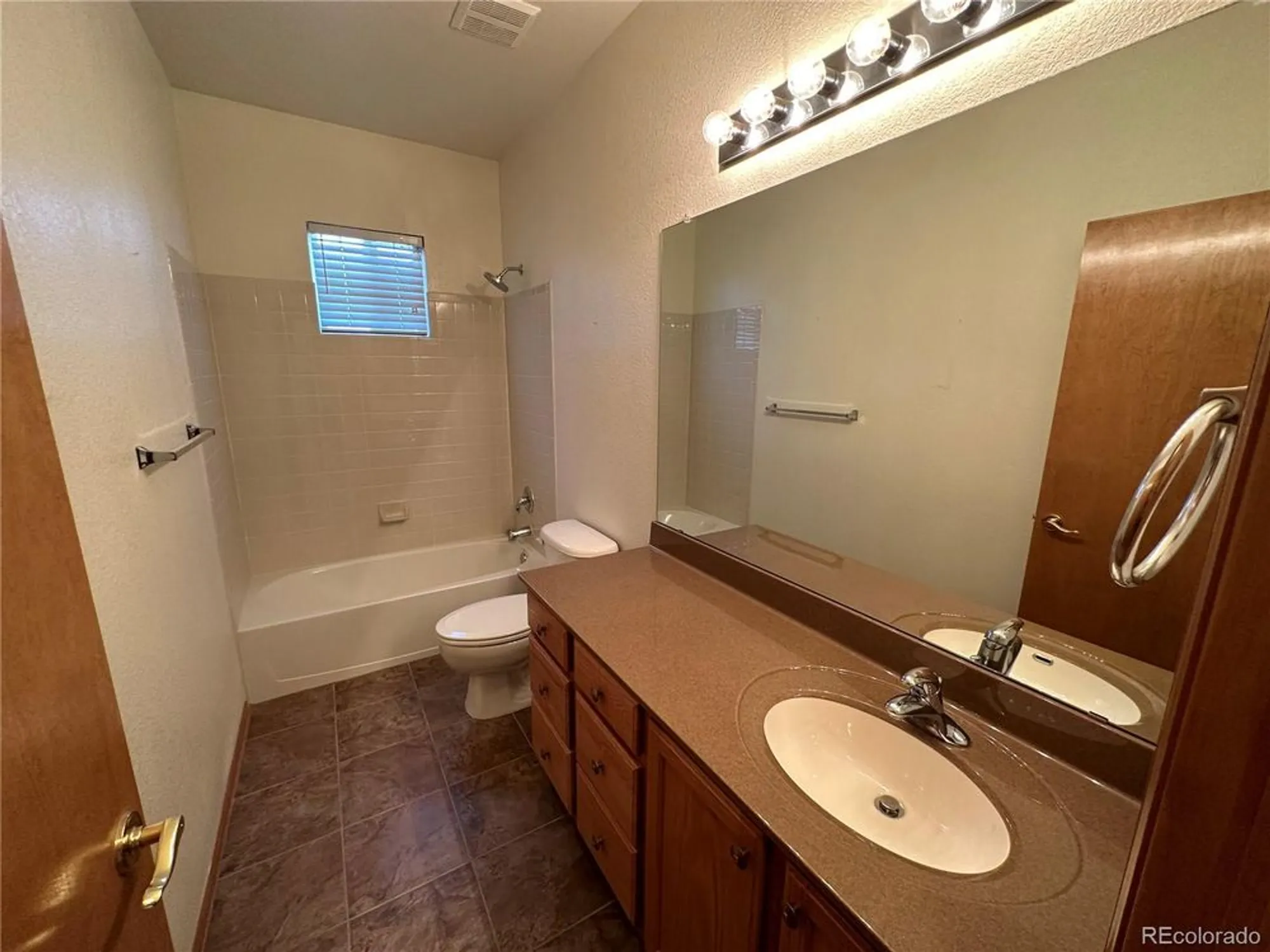 Property Slideshow image 14 of 28 | 22840 e heritage pkwy, Aurora, CO, 80016