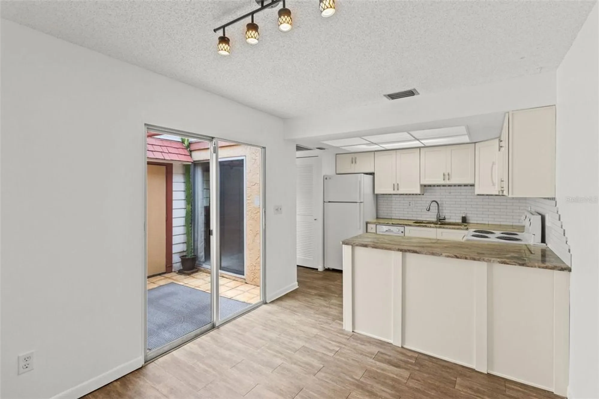 Property Slideshow image 22 of 36 | 1163 orange tree cir d, Palm Harbor, FL, 34684