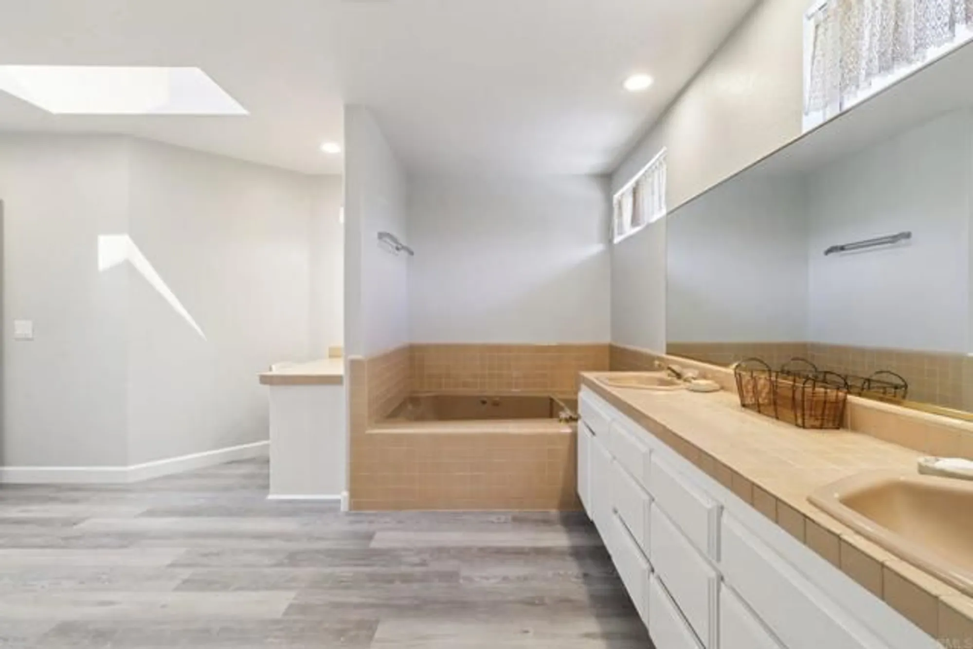 Property Slideshow image 23 of 42 | 9704 indian creek way, Escondido, CA, 92026