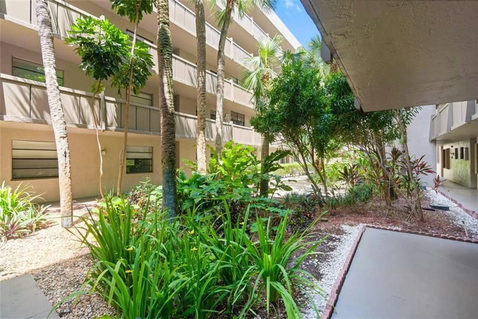 Property Slideshow image 21 of 38 | 900 colony point cir 511, Pembroke Pines, FL, 33026
