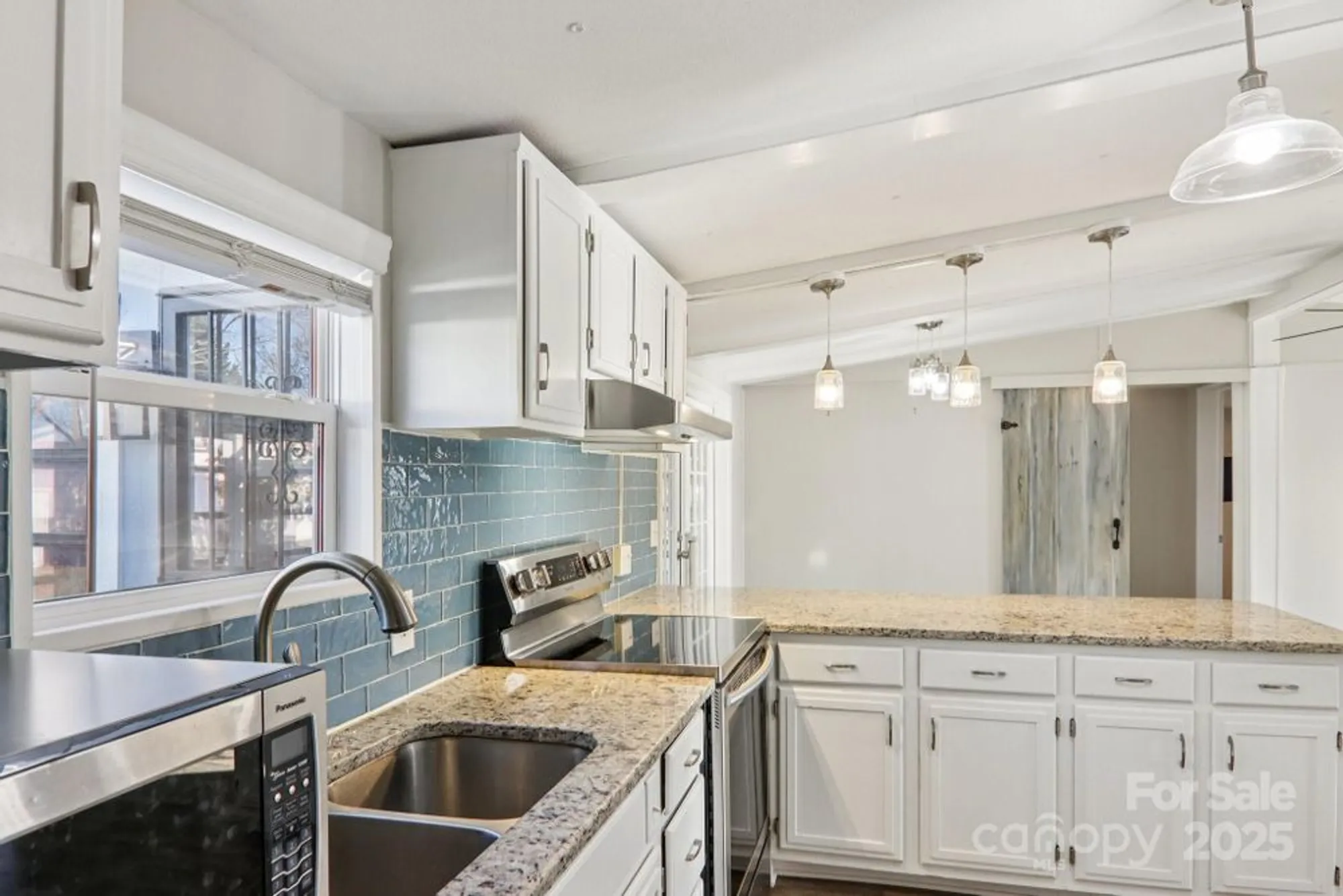 Property Slideshow image 19 of 48 | 302 meadowbrook ct, Hendersonville, NC, 28792