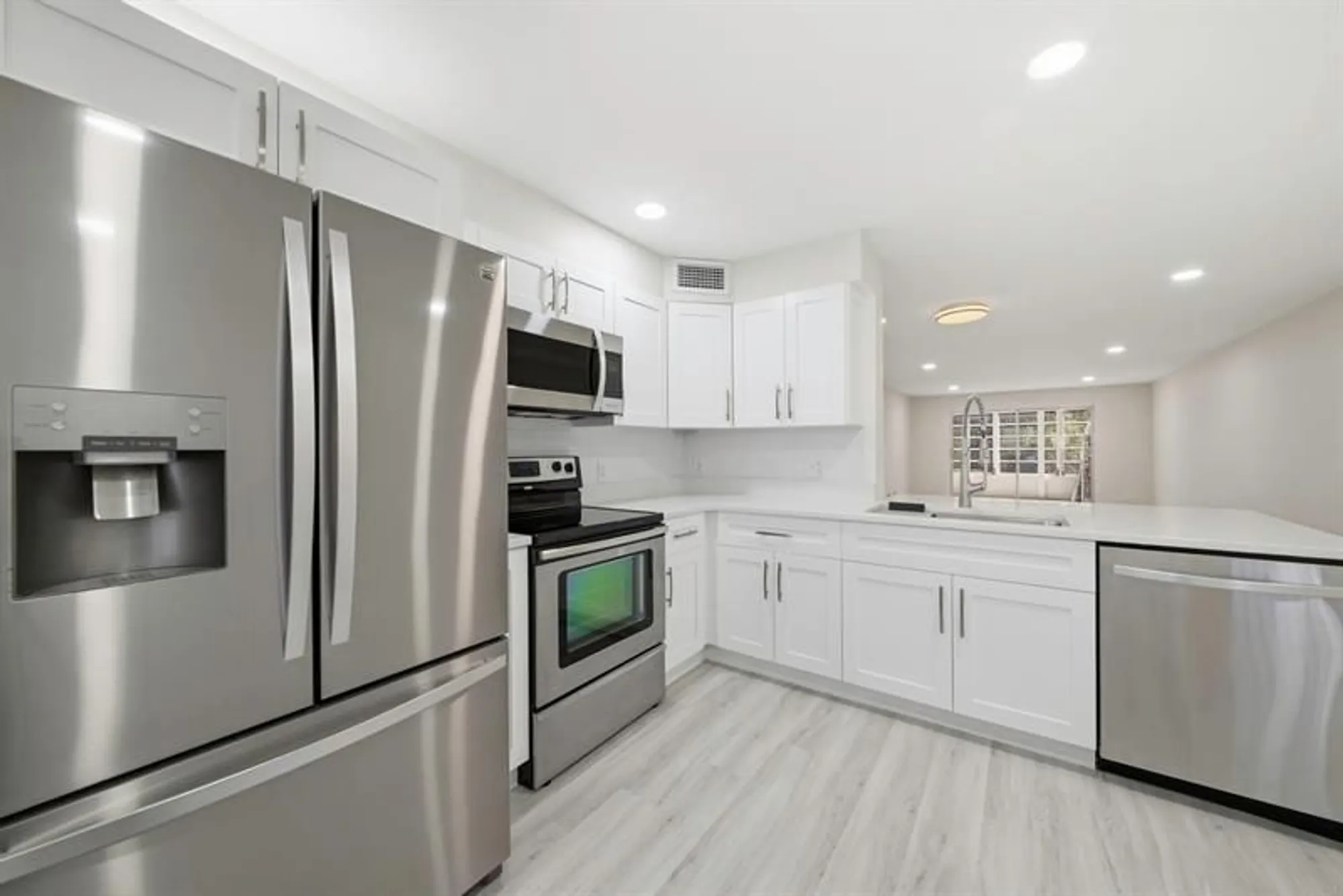 Property Slideshow image 10 of 25 | 2901 victoria cir apt b2, Coconut Creek, FL, 33066